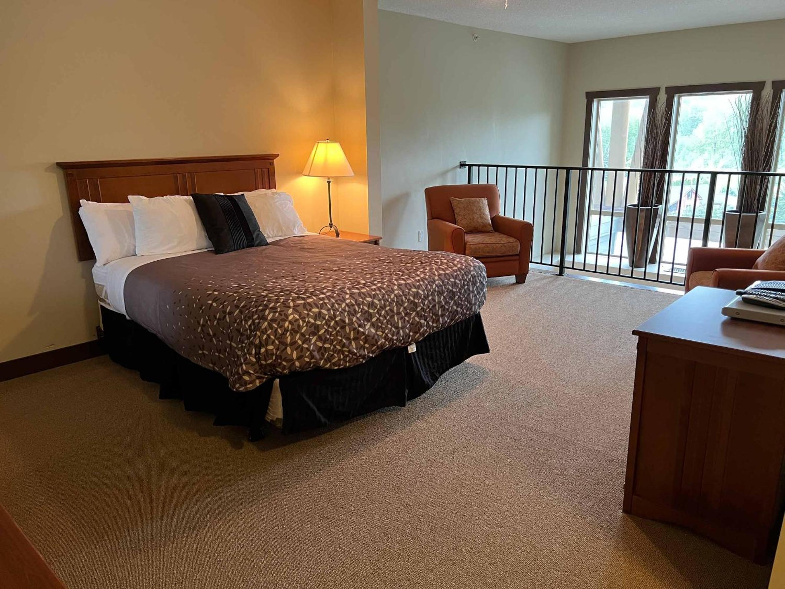 Four-Bedroom Apartment with Balcony  photo 3