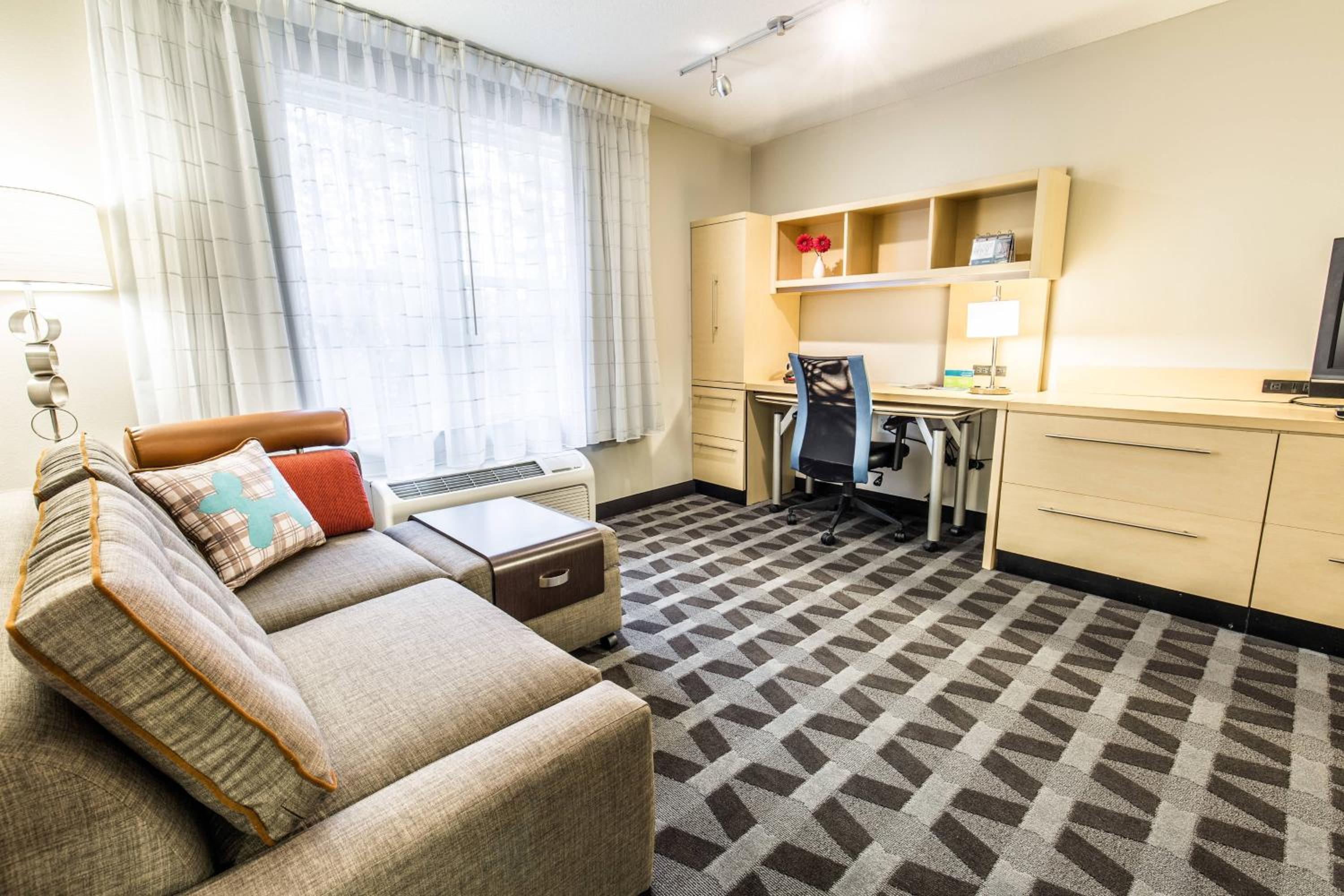 1 Bedroom Junior Suite, 1 Queen, Sofa bed - Photo 1