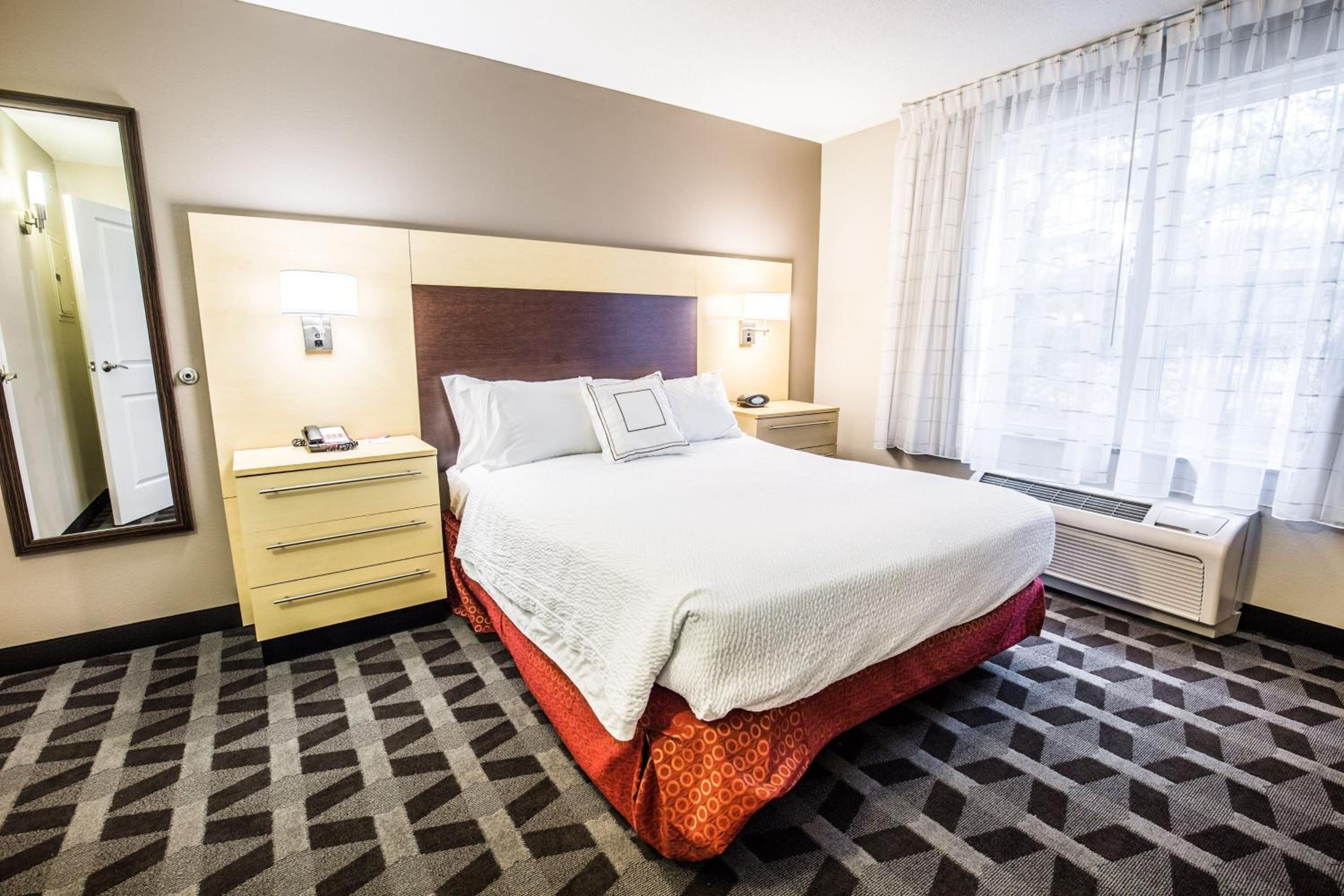 1 Bedroom Junior Suite, 1 Queen, Sofa bed - Photo 2