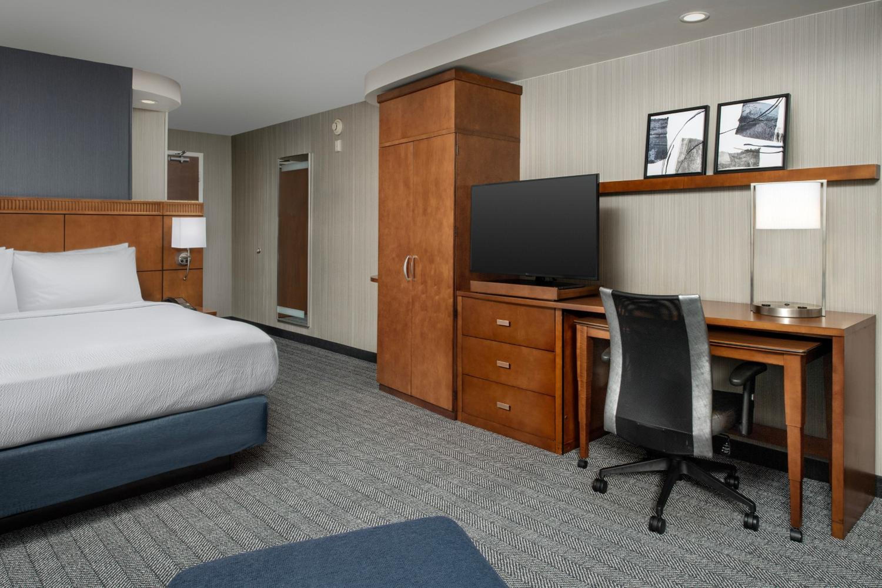 King Room with Sofa Bed - Photo 3