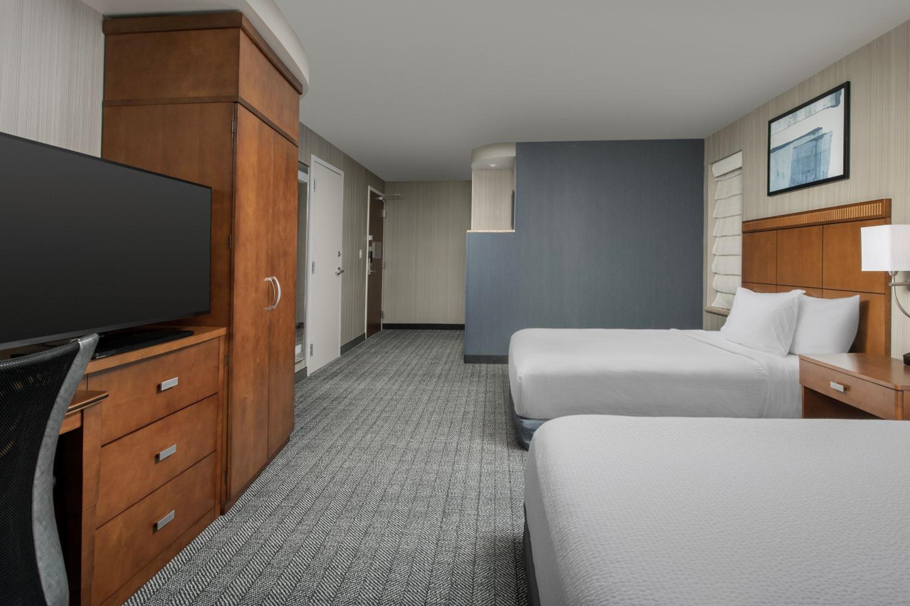 Queen Room with Two Queen Beds - Photo 12