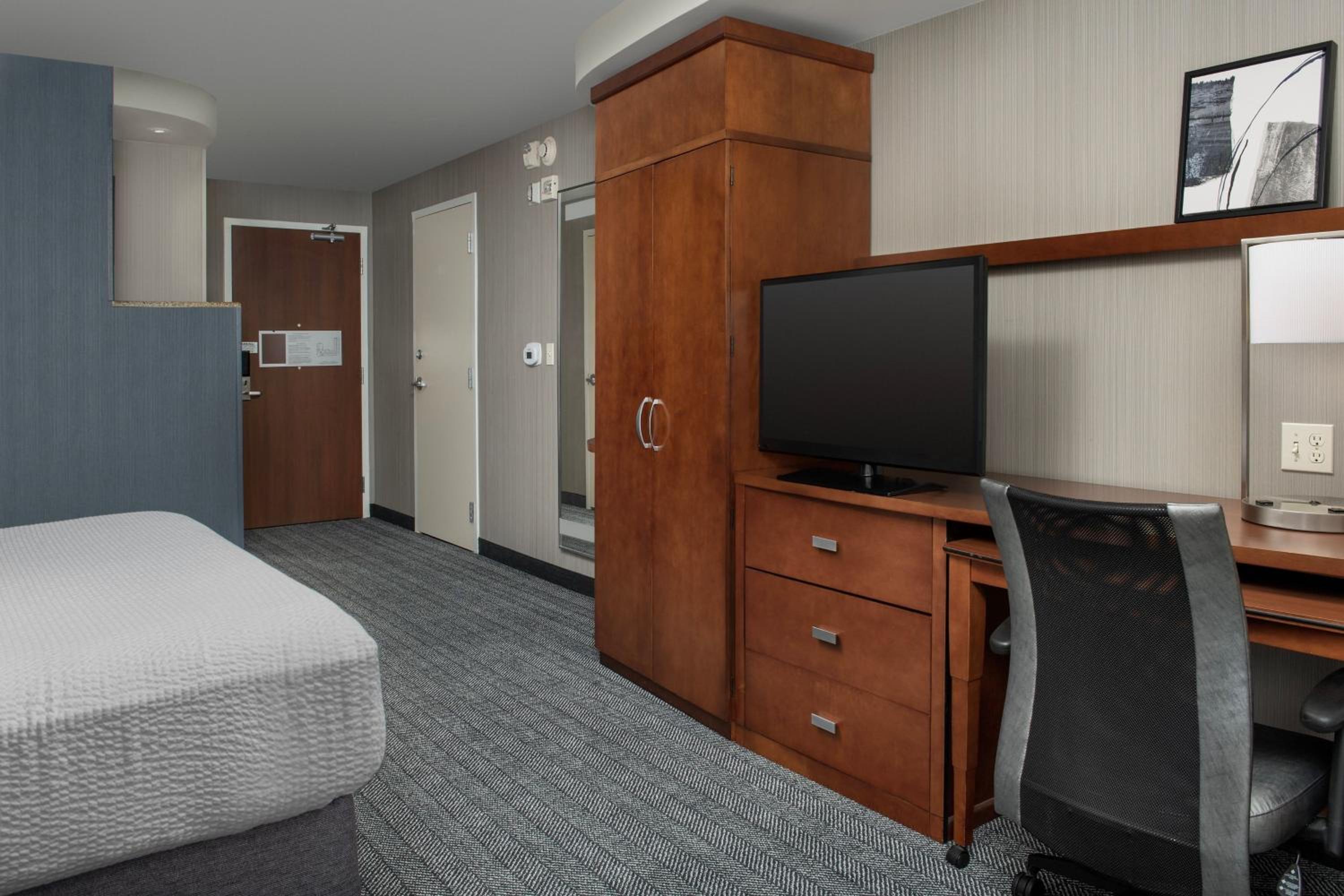King Room with Sofa Bed - Photo 4