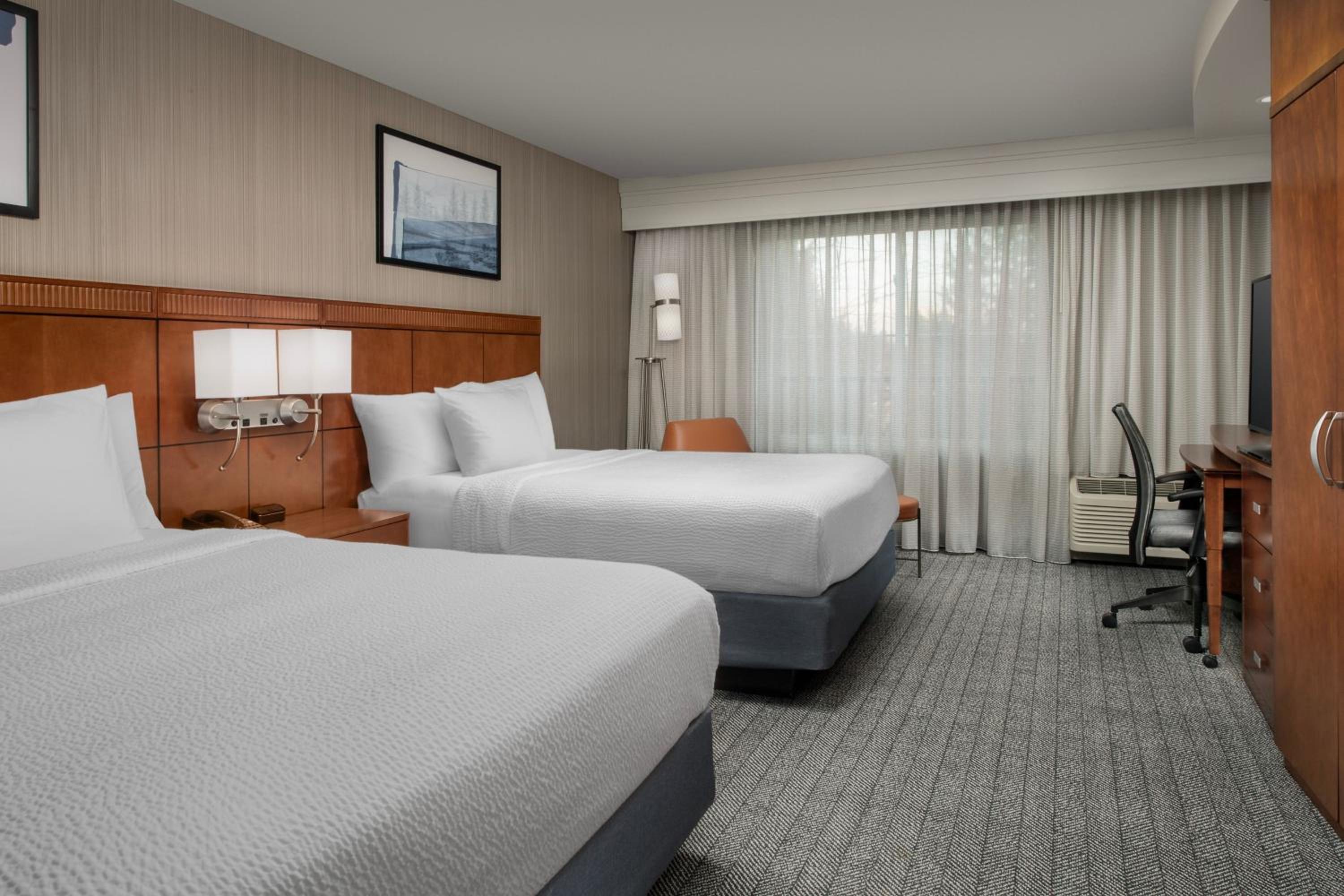 Queen Room with Two Queen Beds - Photo 13
