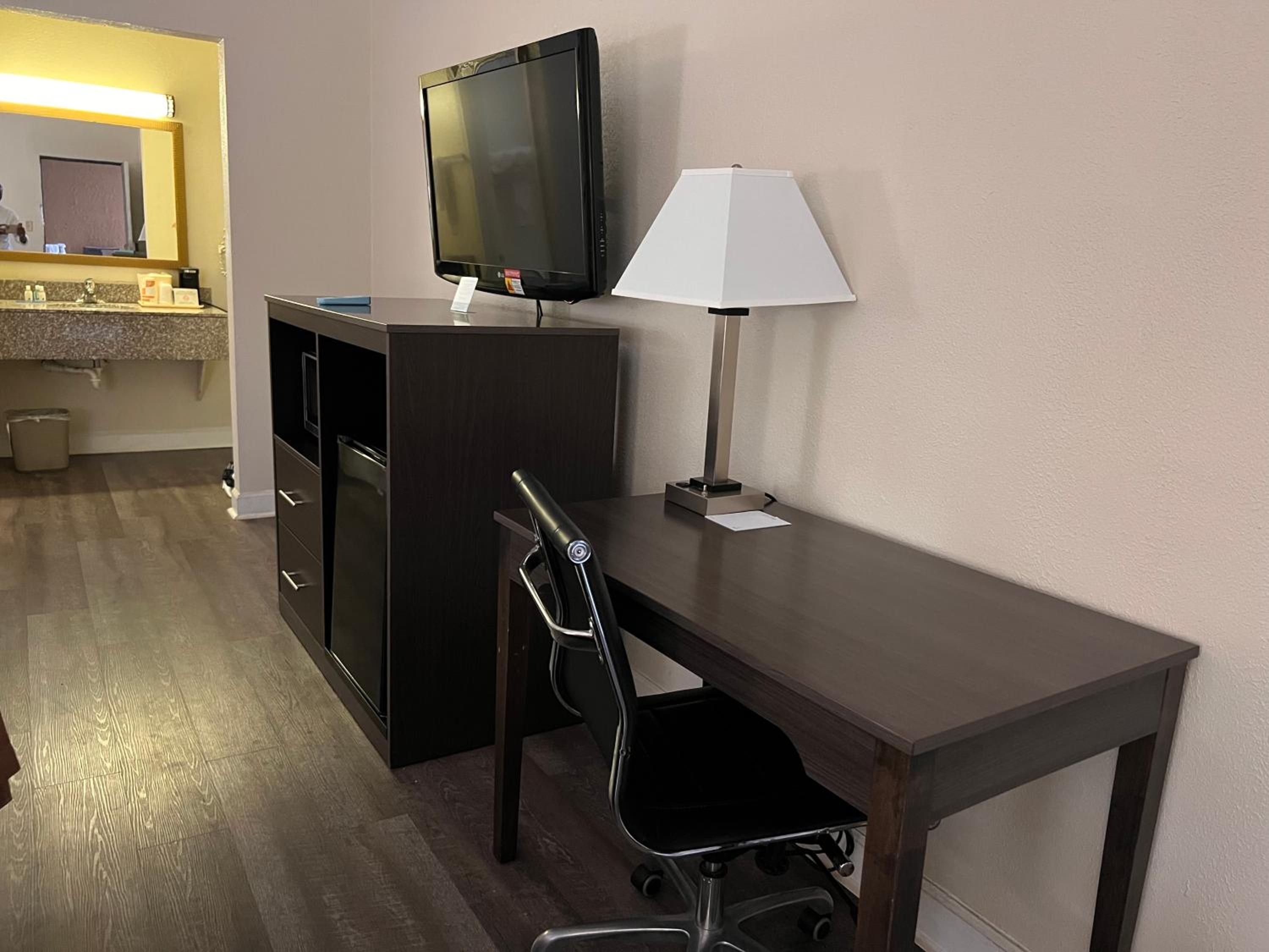 King Room - Accessible/Smoking photo 2