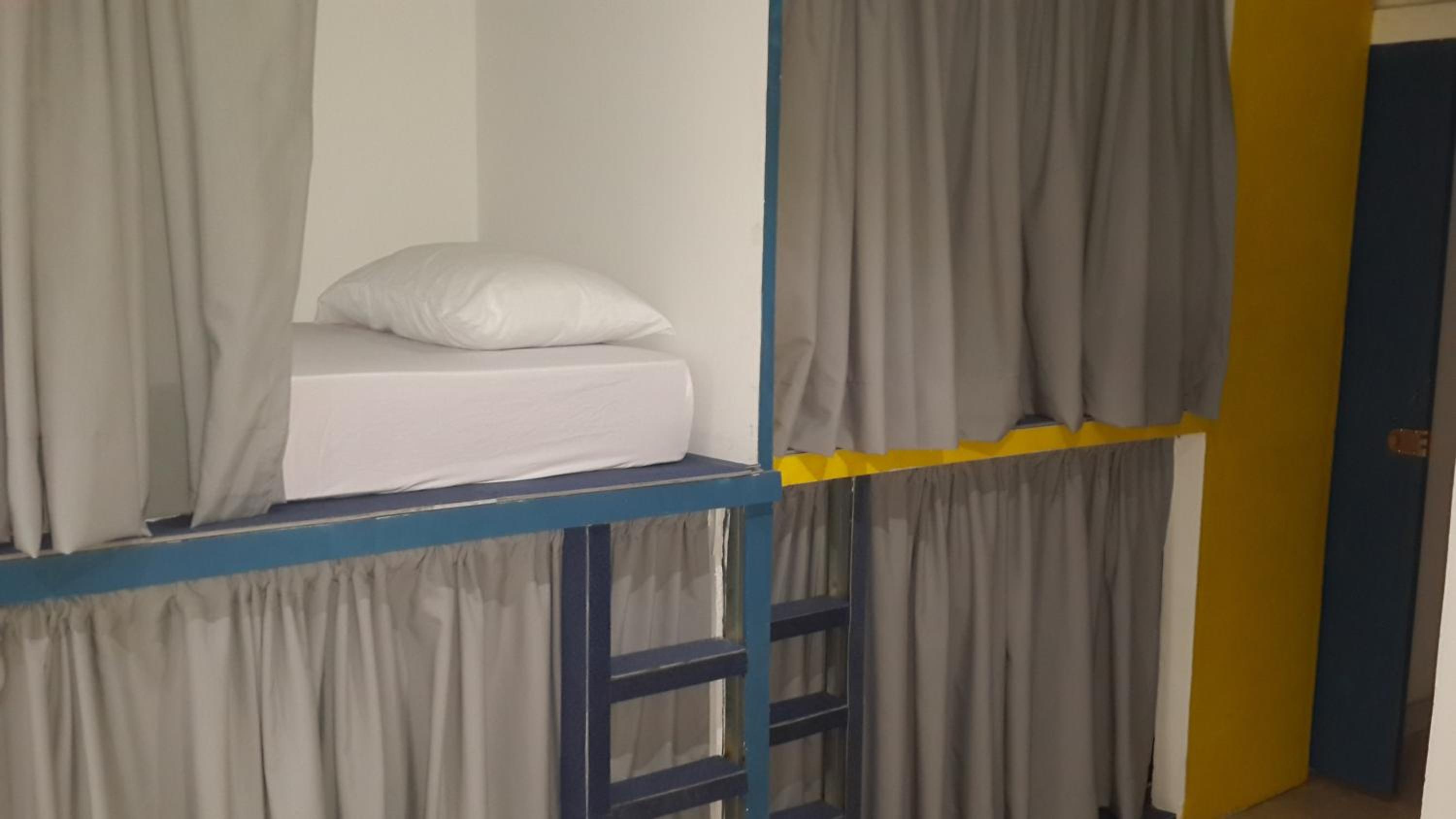 10-Bed Mixed Dormitory Room photo 3