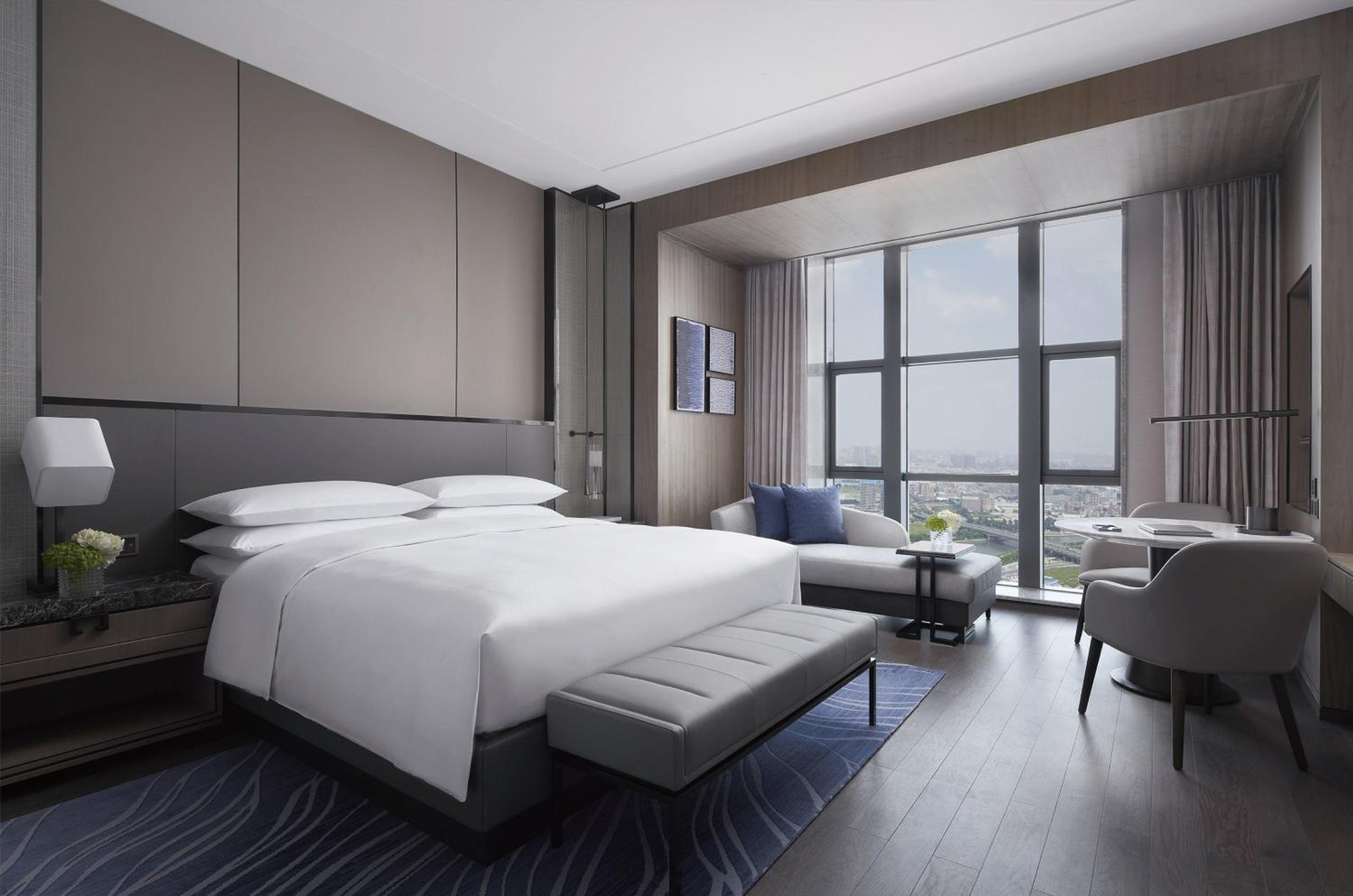 Executive Deluxe King Room with Club Lounge Access