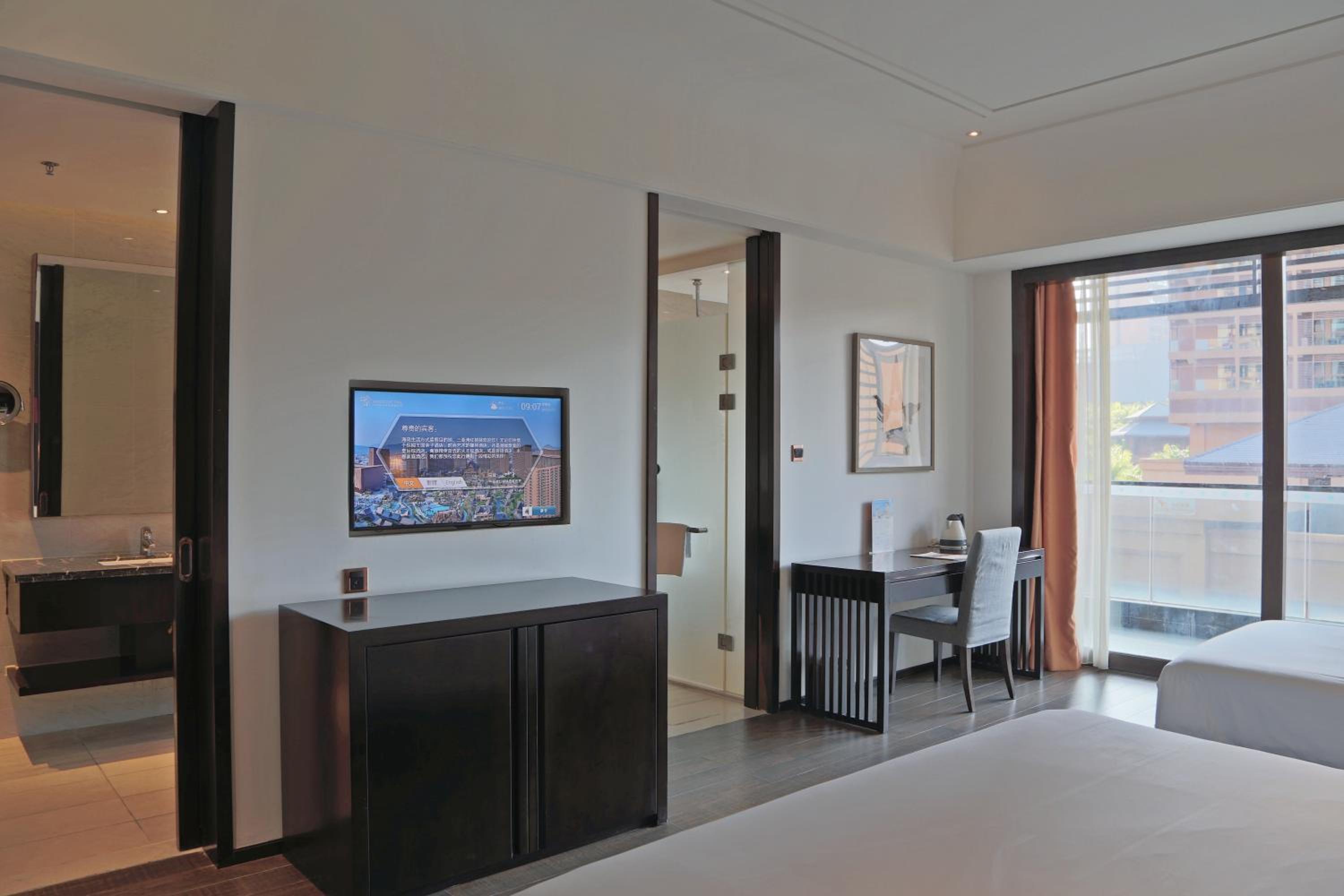 Elegant King Family Room photo 3