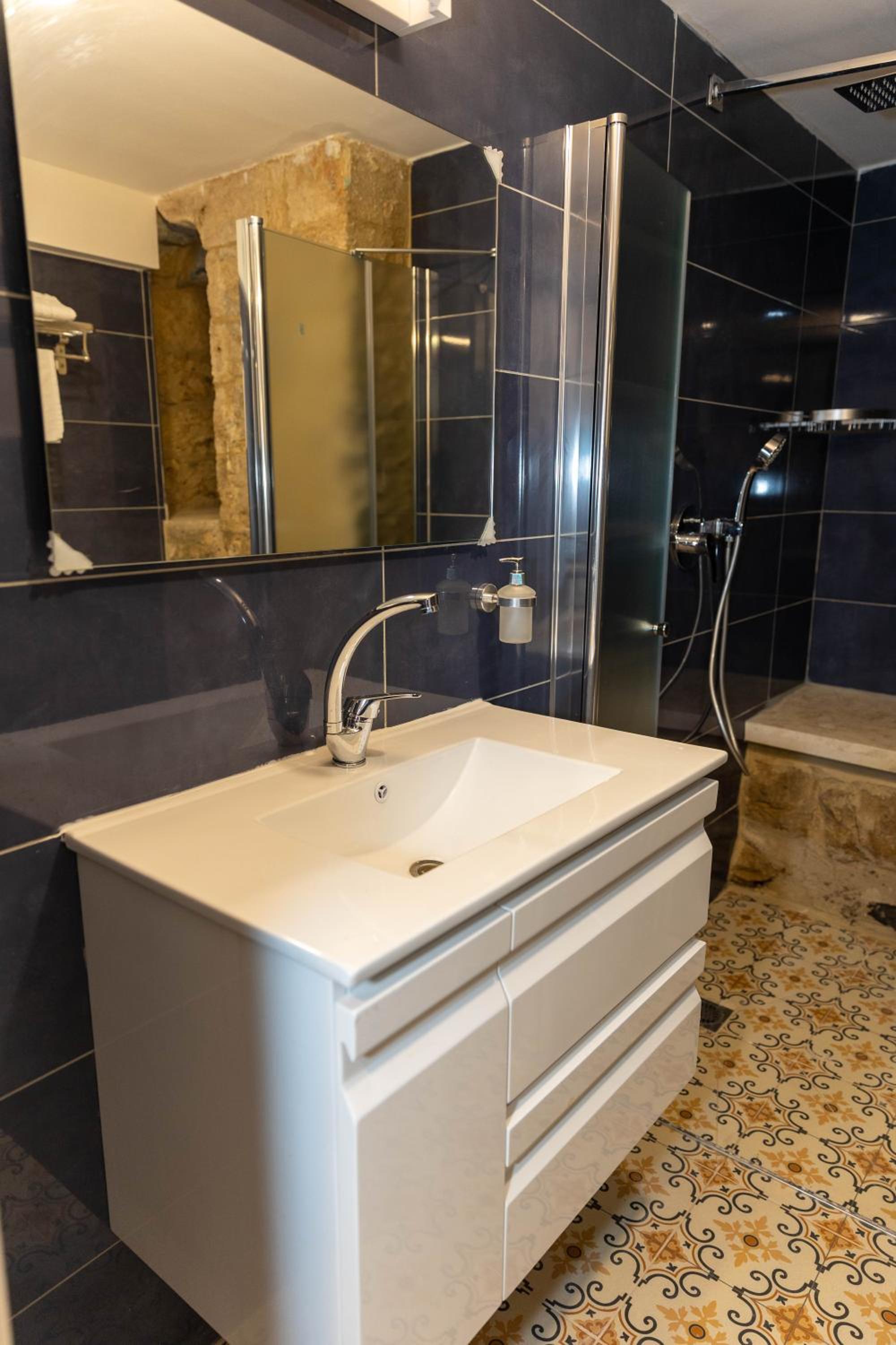 Deluxe Double Room (2 Adults + 1 Child) photo 2