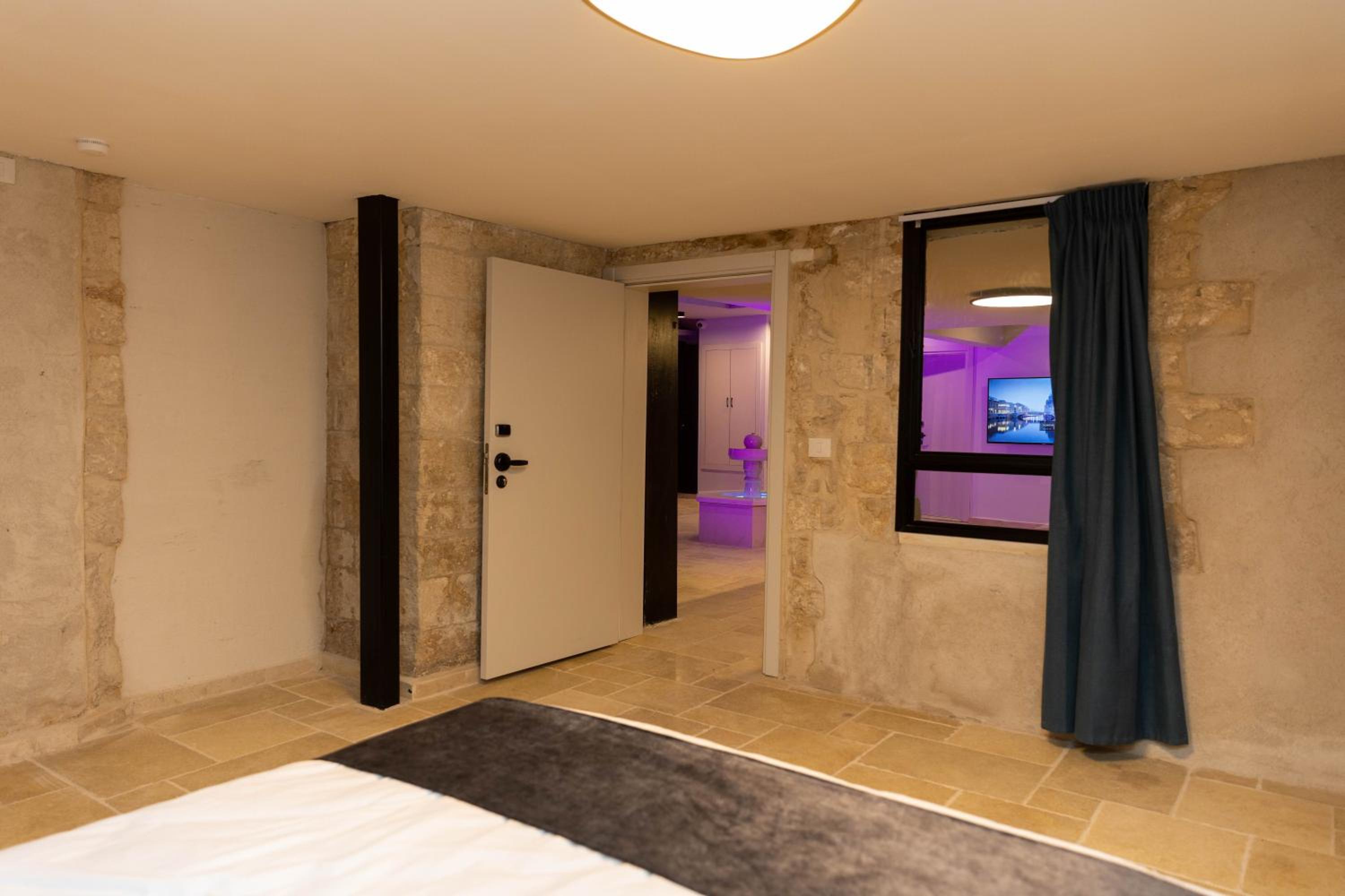 Deluxe Double Room (2 Adults + 1 Child) photo 3