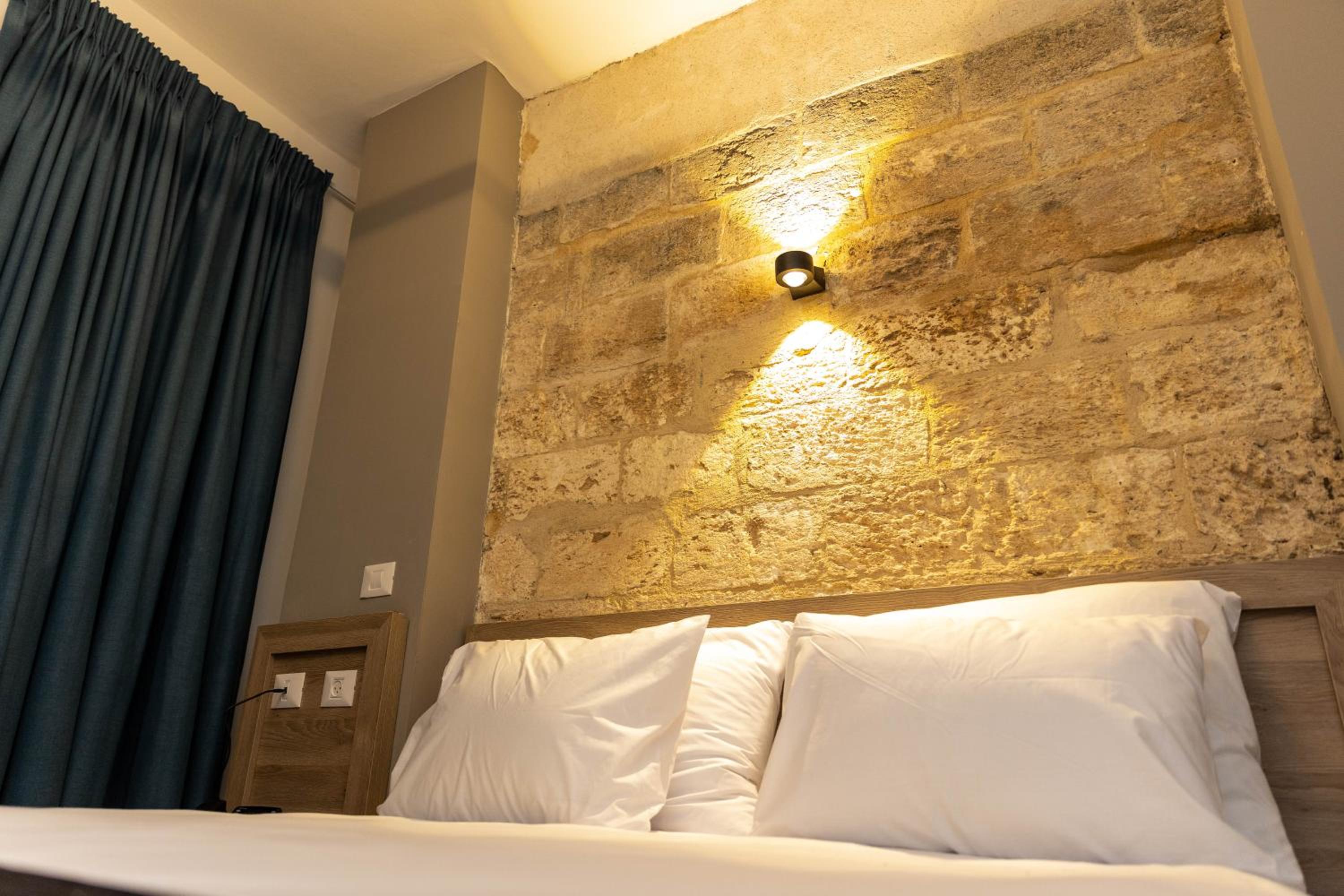 Deluxe Double Room with Balcony photo 2