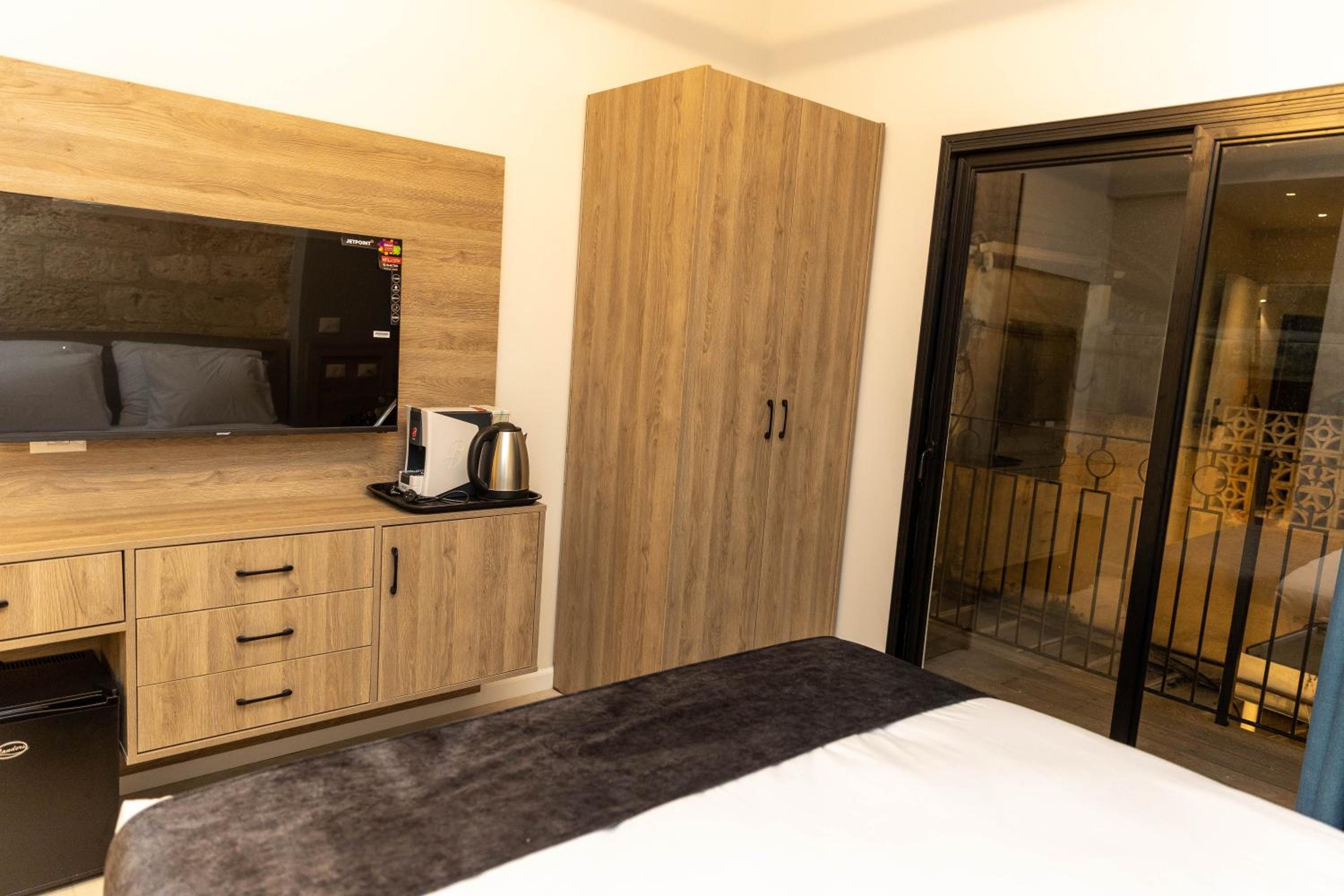 Deluxe Double Room with Balcony photo 3