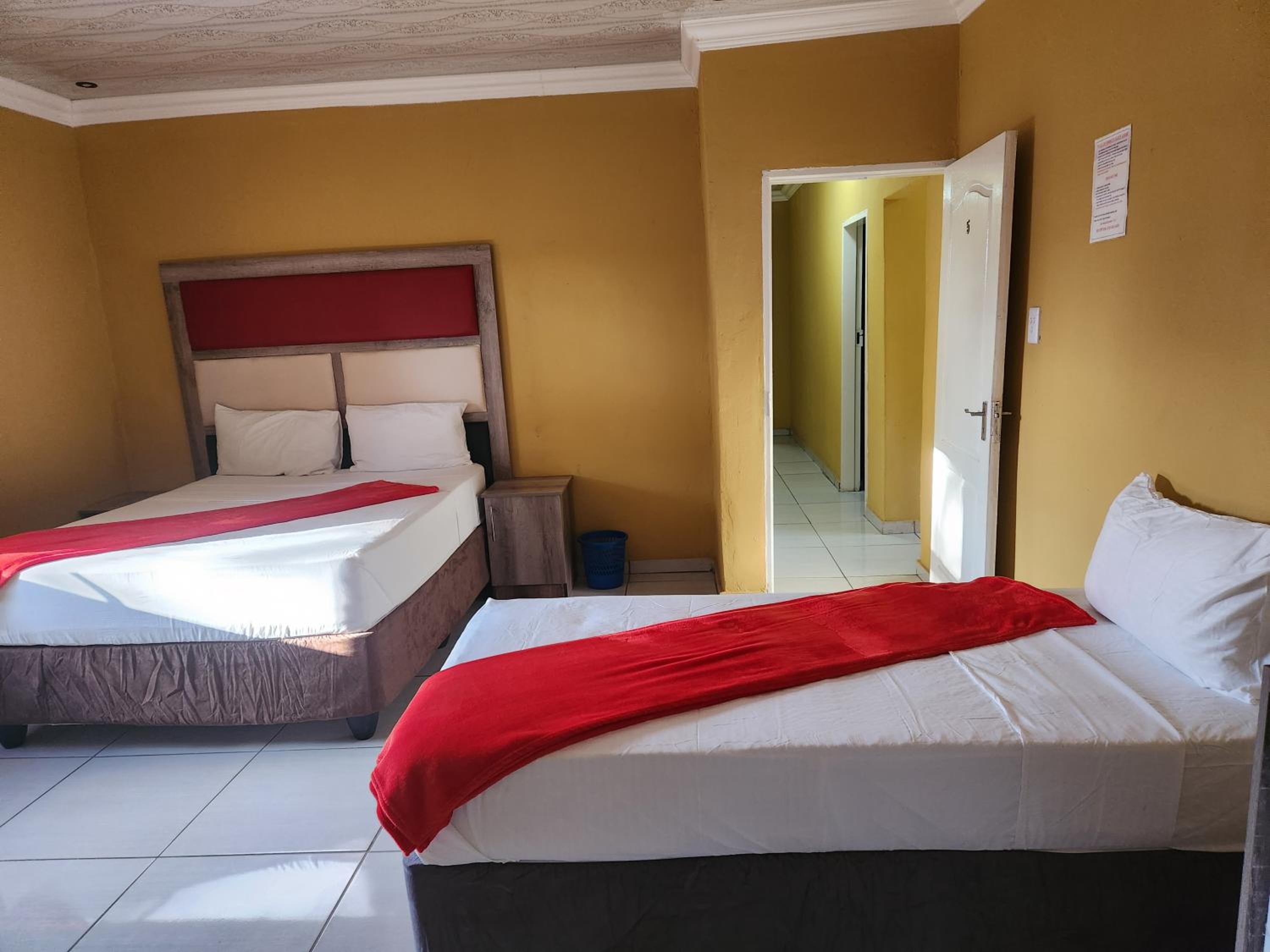 Double Room with Private Bathroom - Photo 4