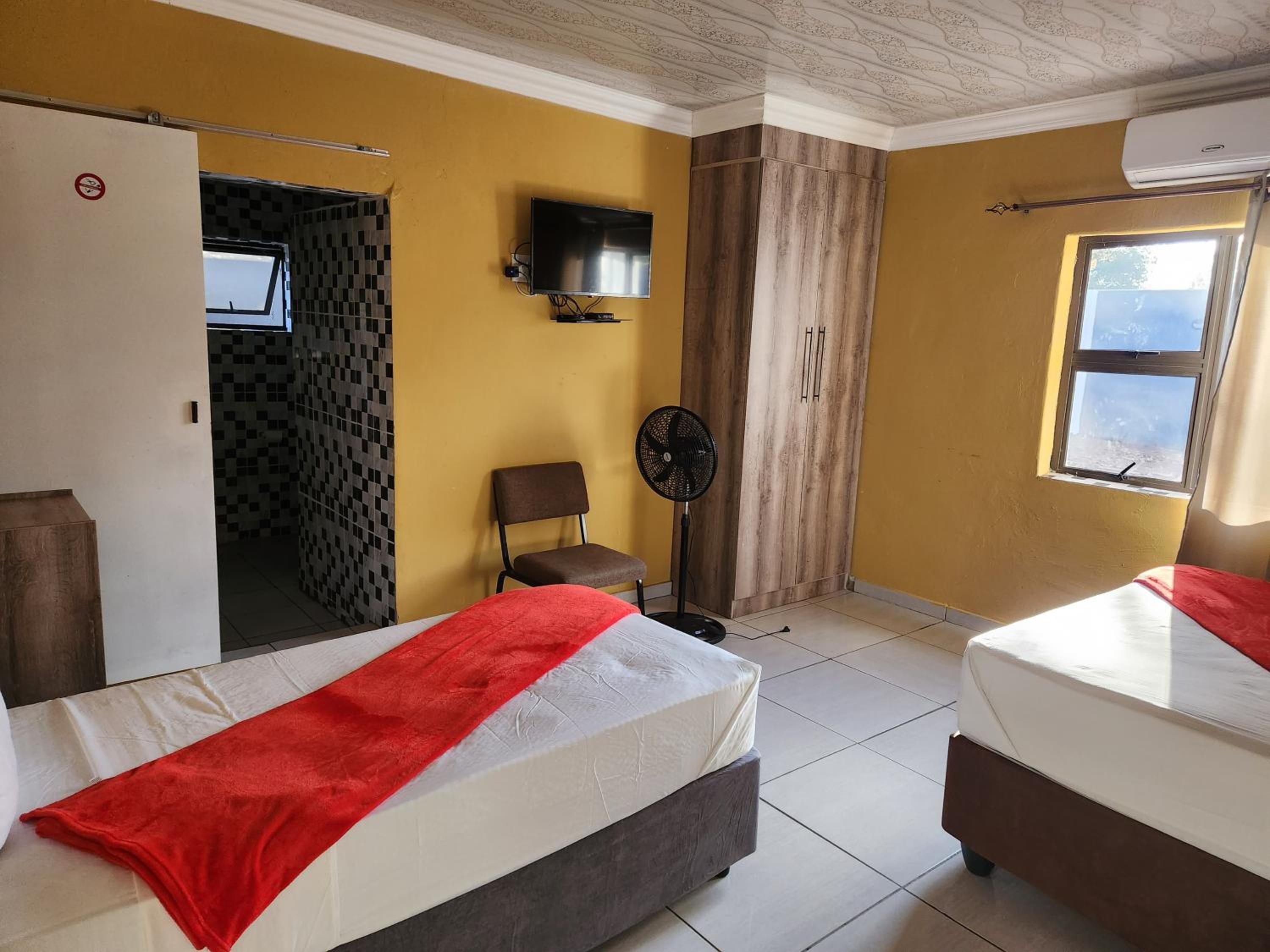Double Room with Private Bathroom - Photo 5