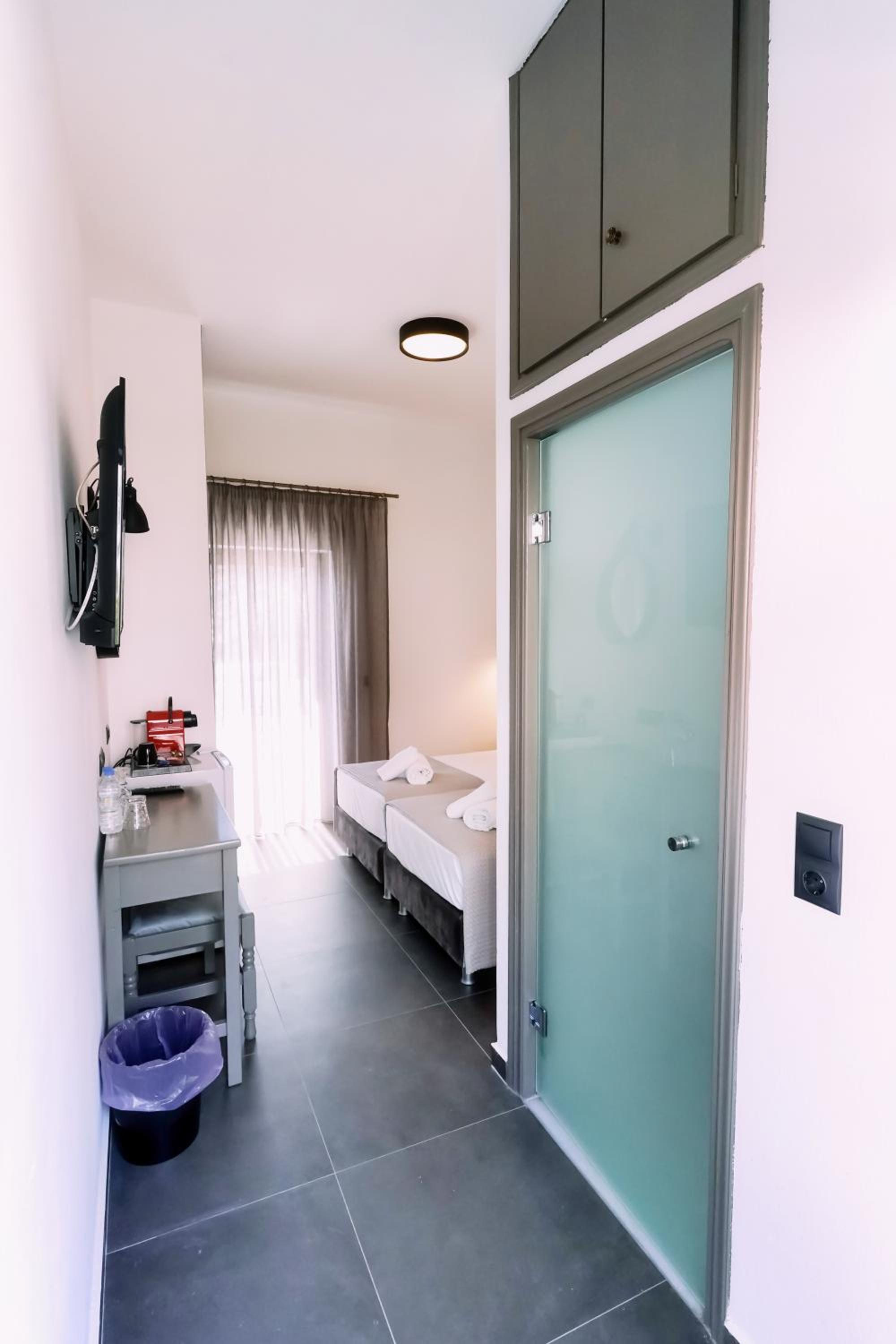 Double or Twin Room with Side Sea View - Photo 20