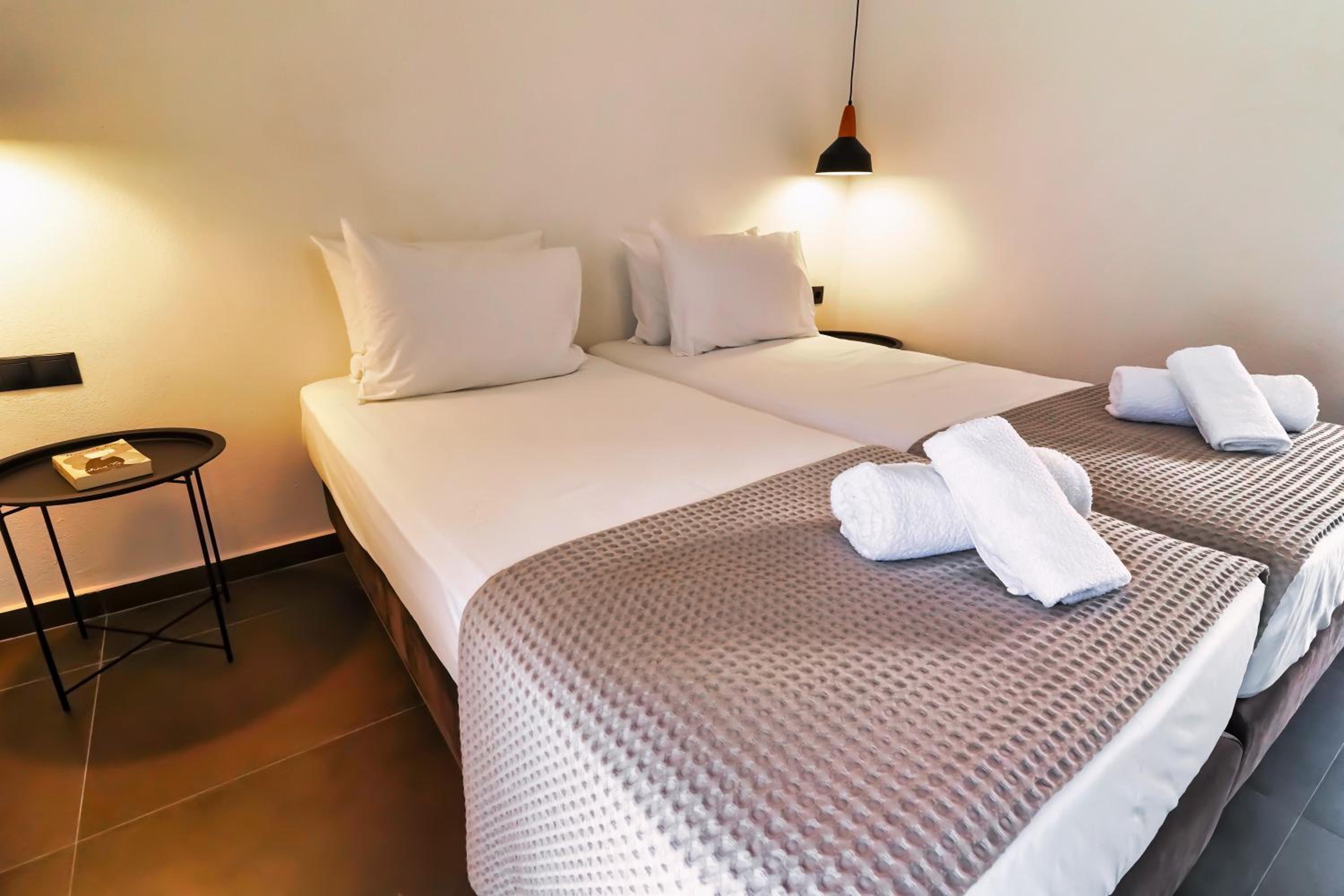 Double or Twin Room with Side Sea View - Photo 7