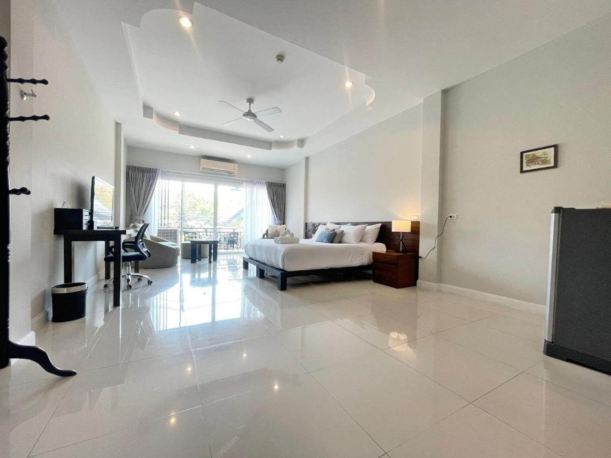 Deluxe King Room with Balcony - Photo 14