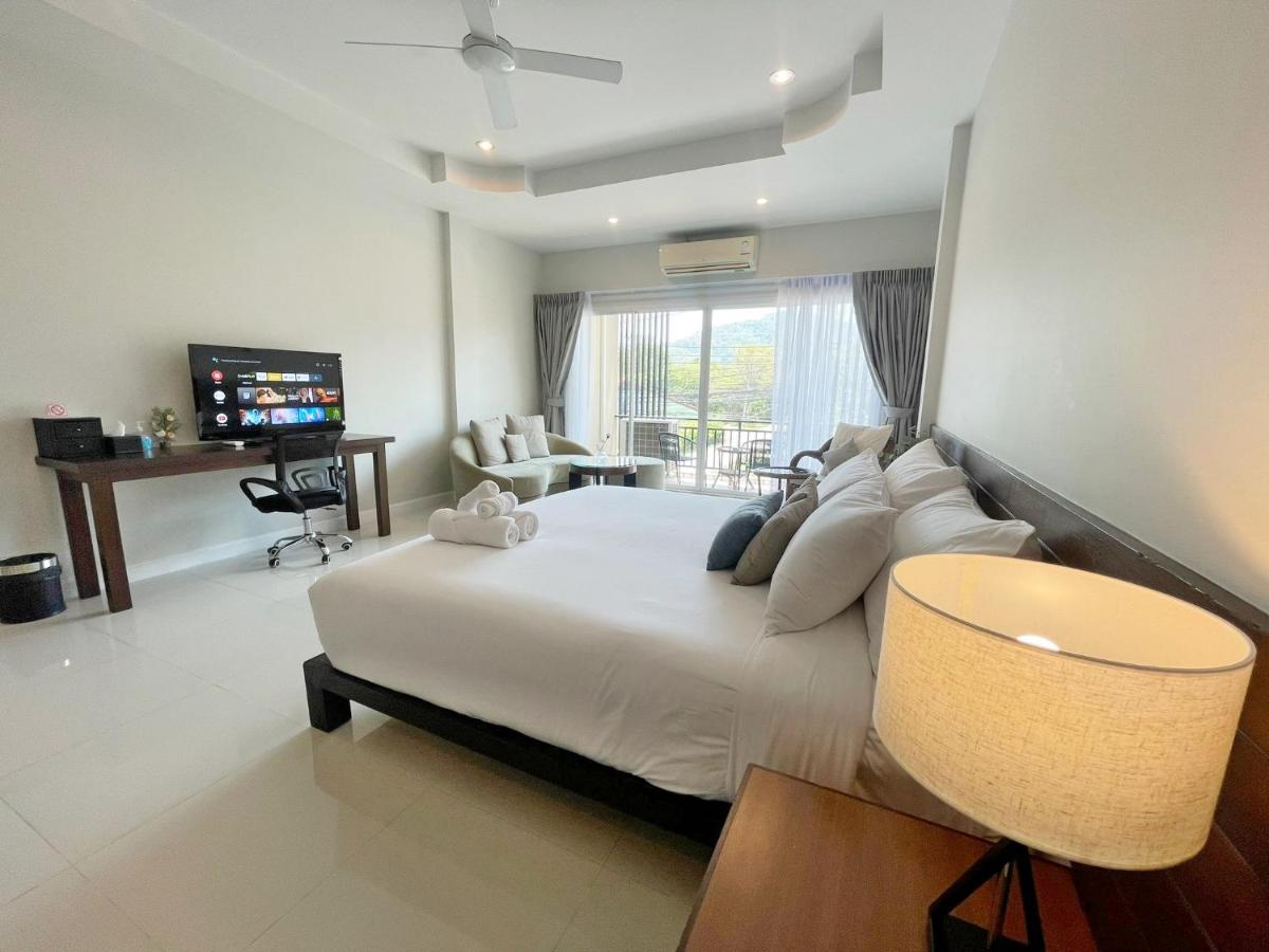 Deluxe King Room with Balcony - Photo 3
