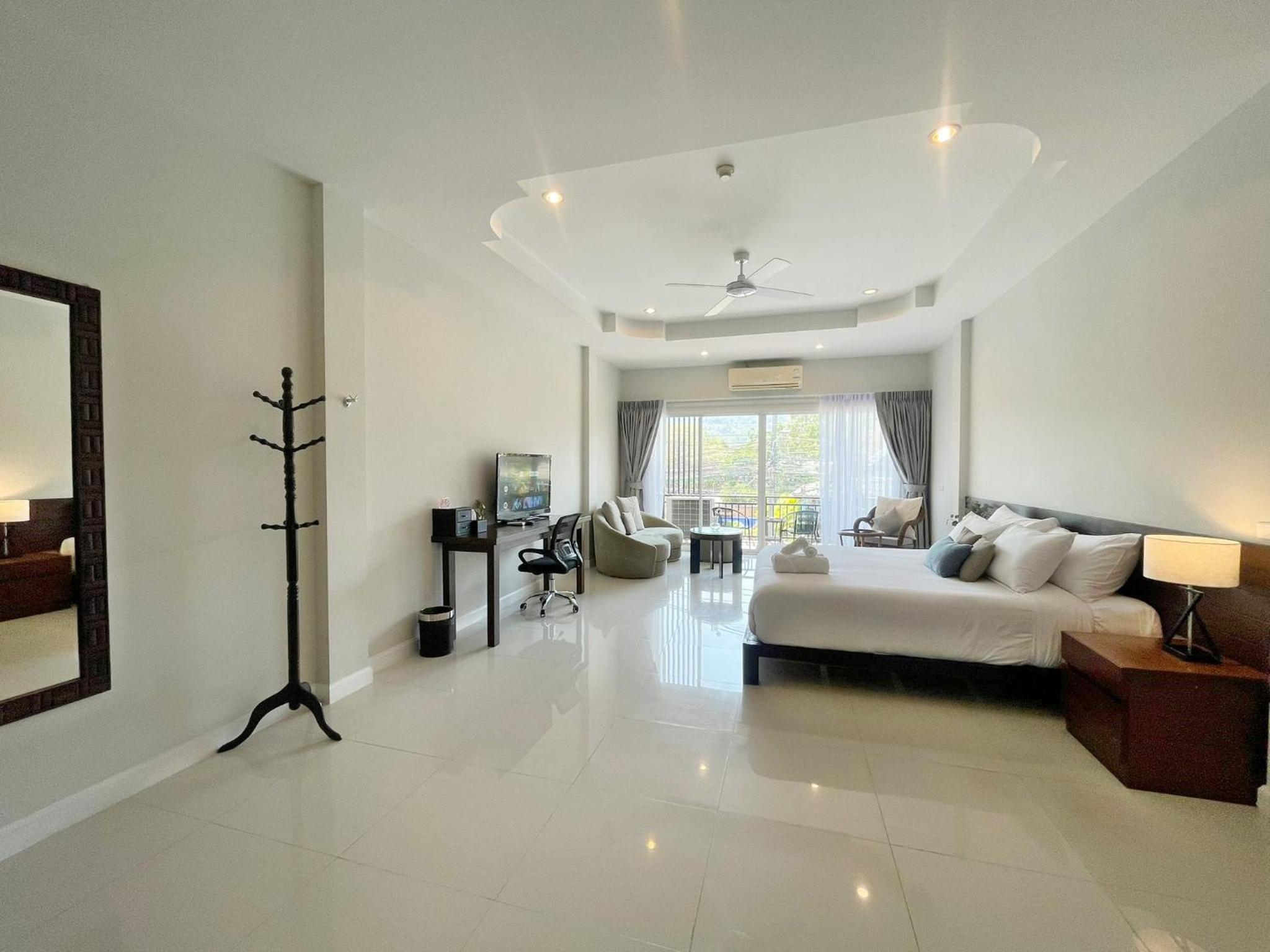 Deluxe King Room with Balcony - Photo 9