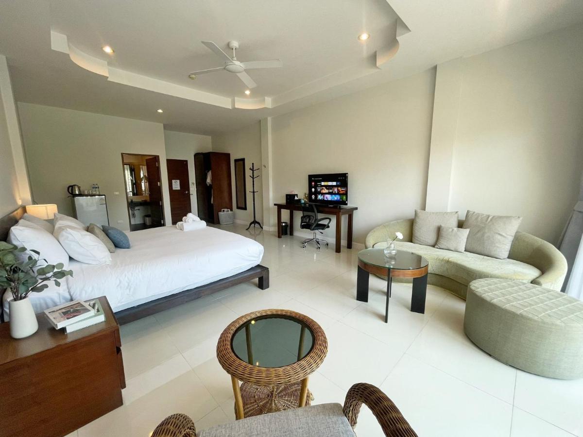 Deluxe King Room with Balcony - Photo 4