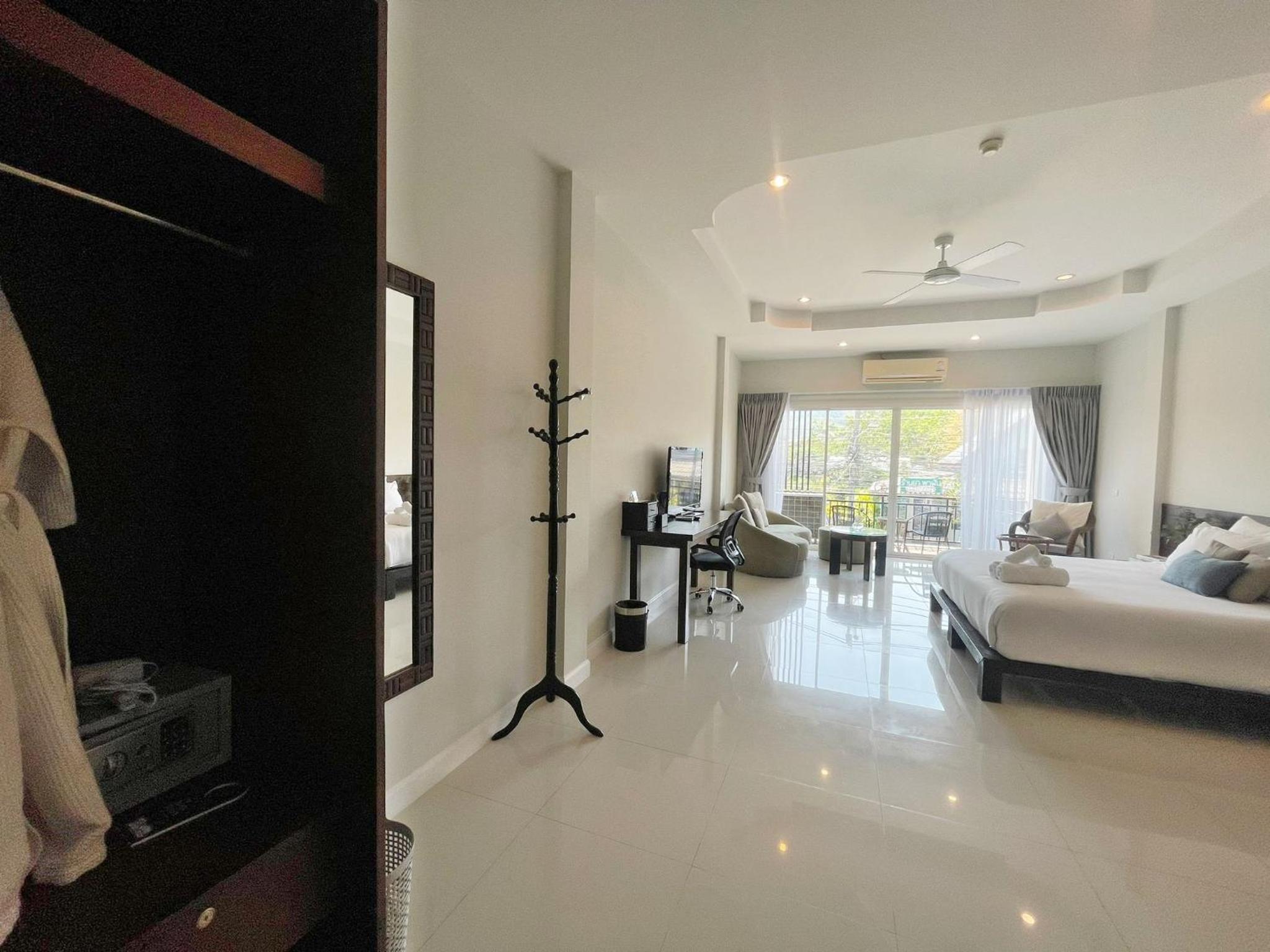 Deluxe King Room with Balcony - Photo 15