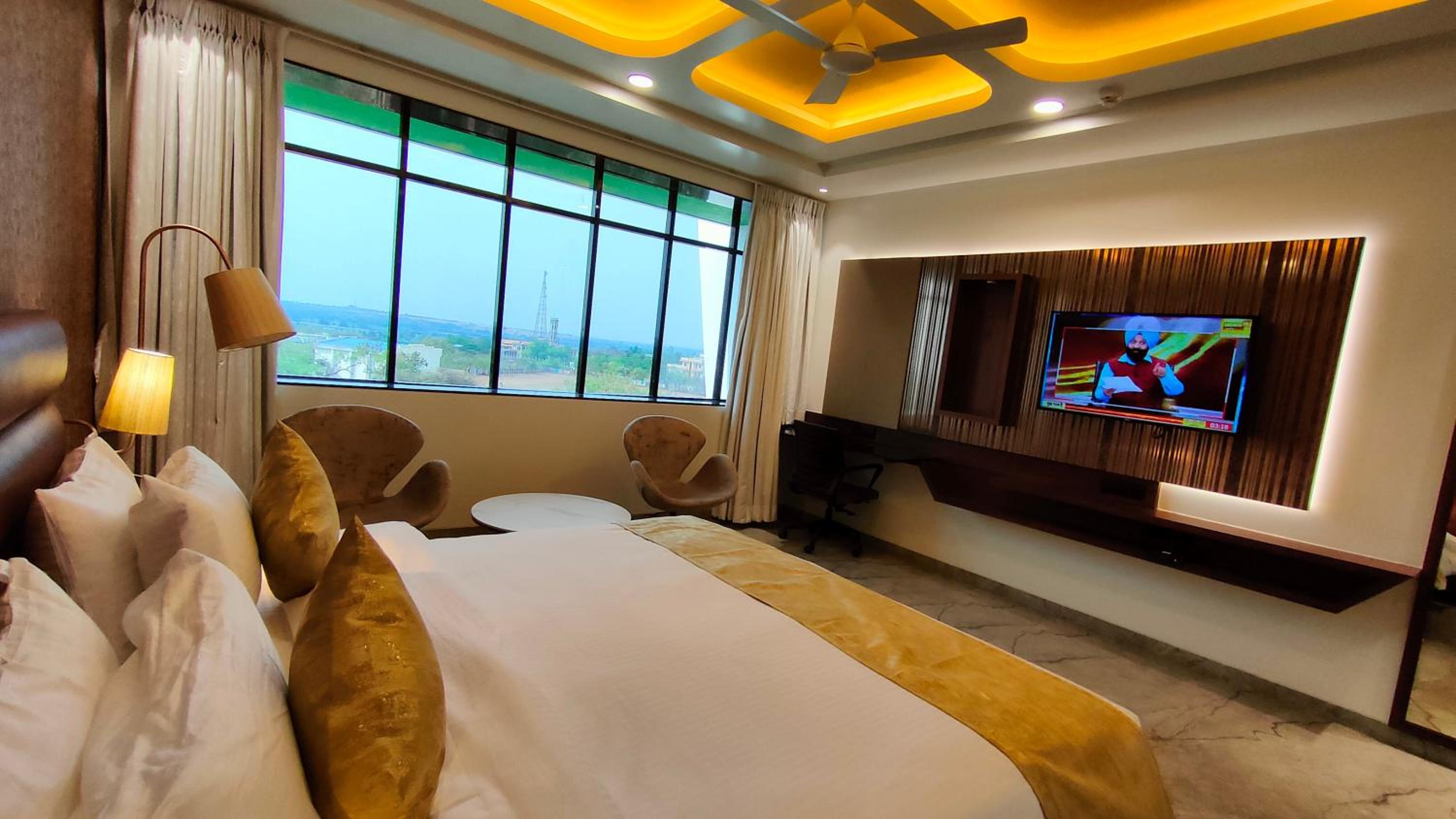 Superior King Room - Photo 9