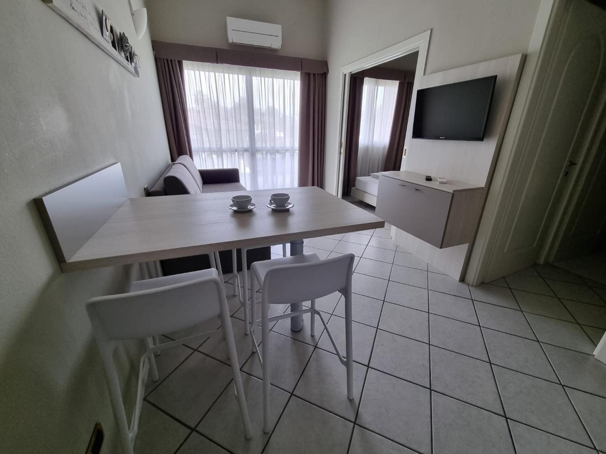 Superior One Bedroom Suite with Terrace and Lake View - Photo 4