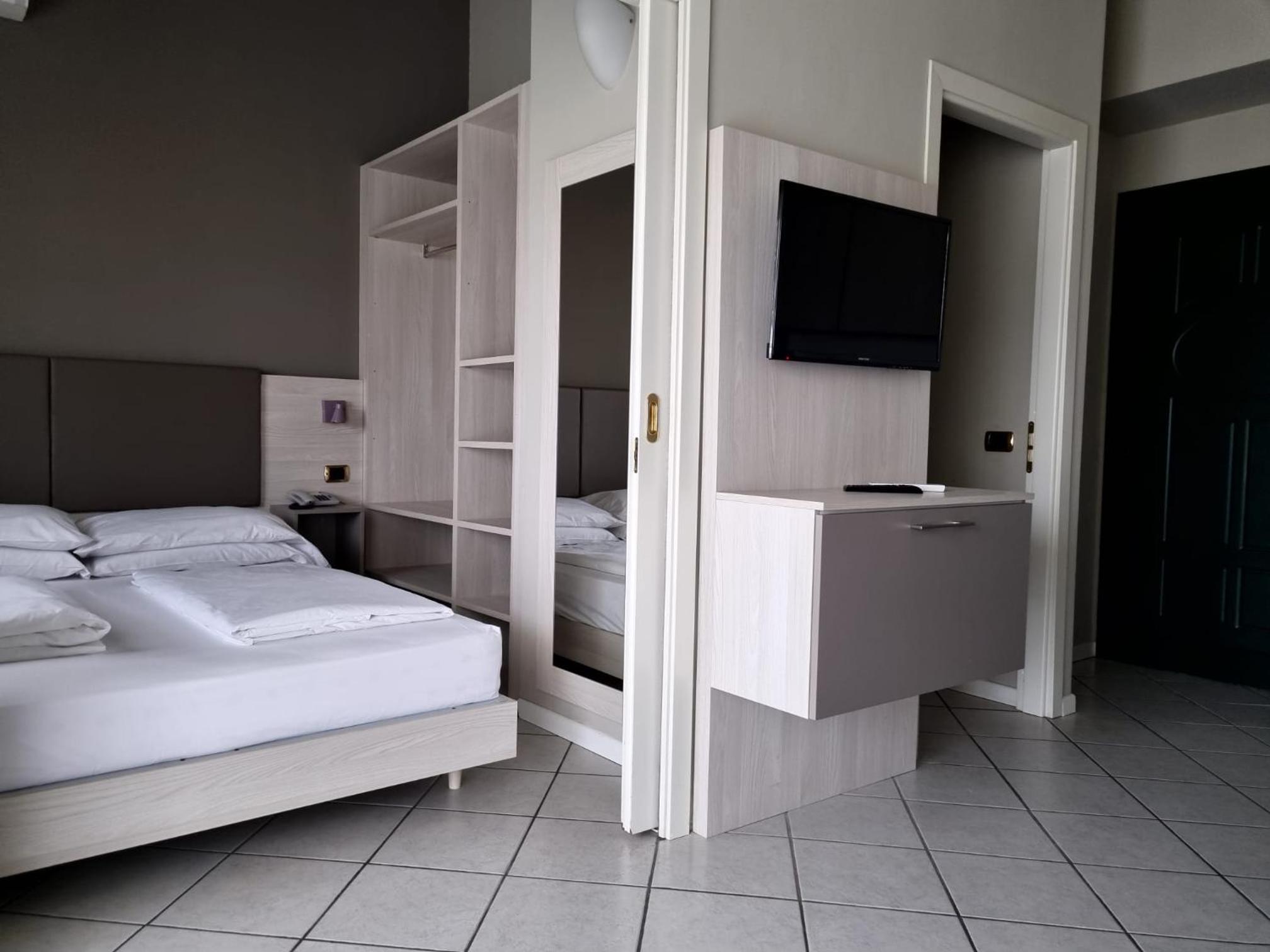 Superior One Bedroom Suite with Terrace and Lake View - Photo 8