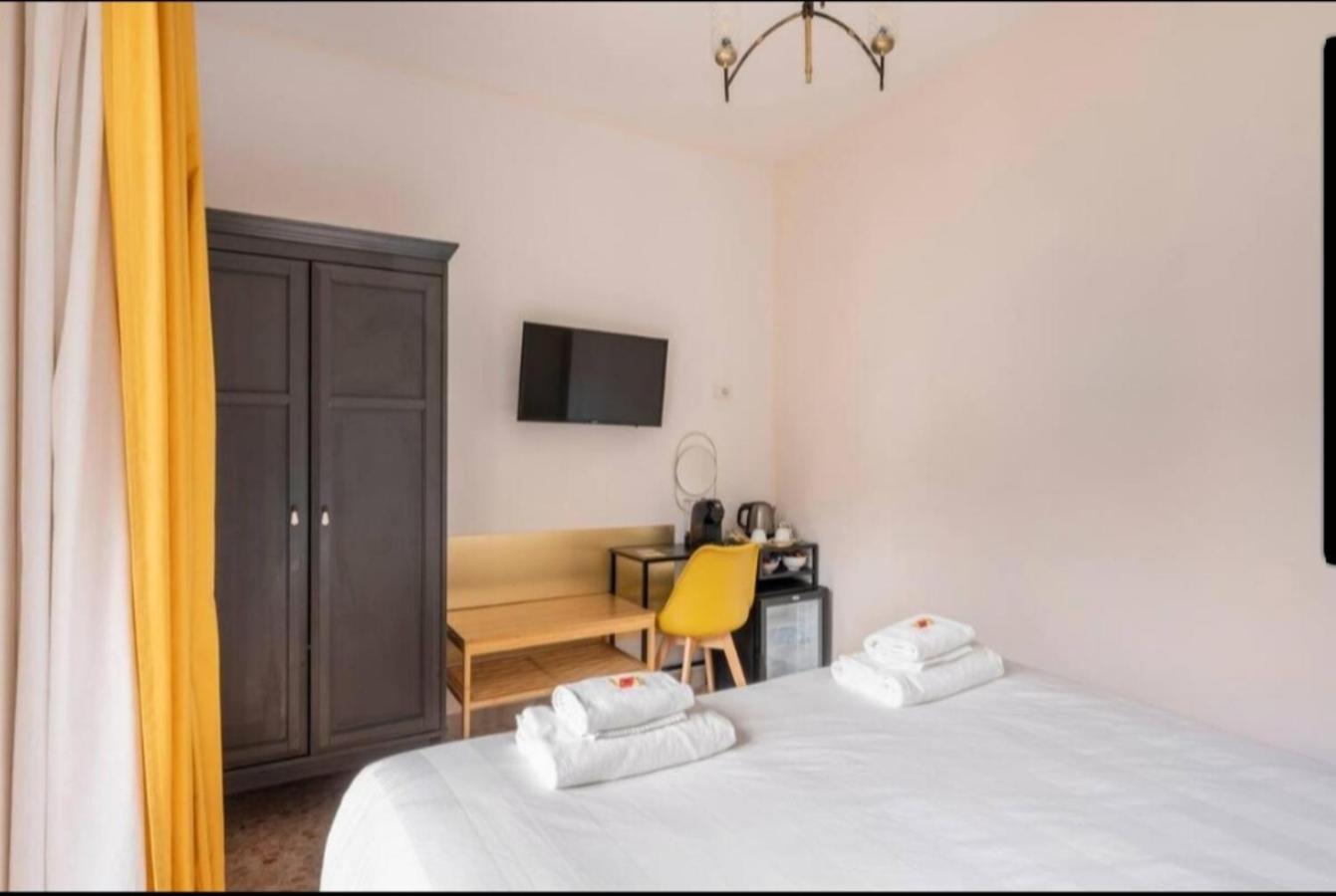 Double Room with Balcony - Photo 13