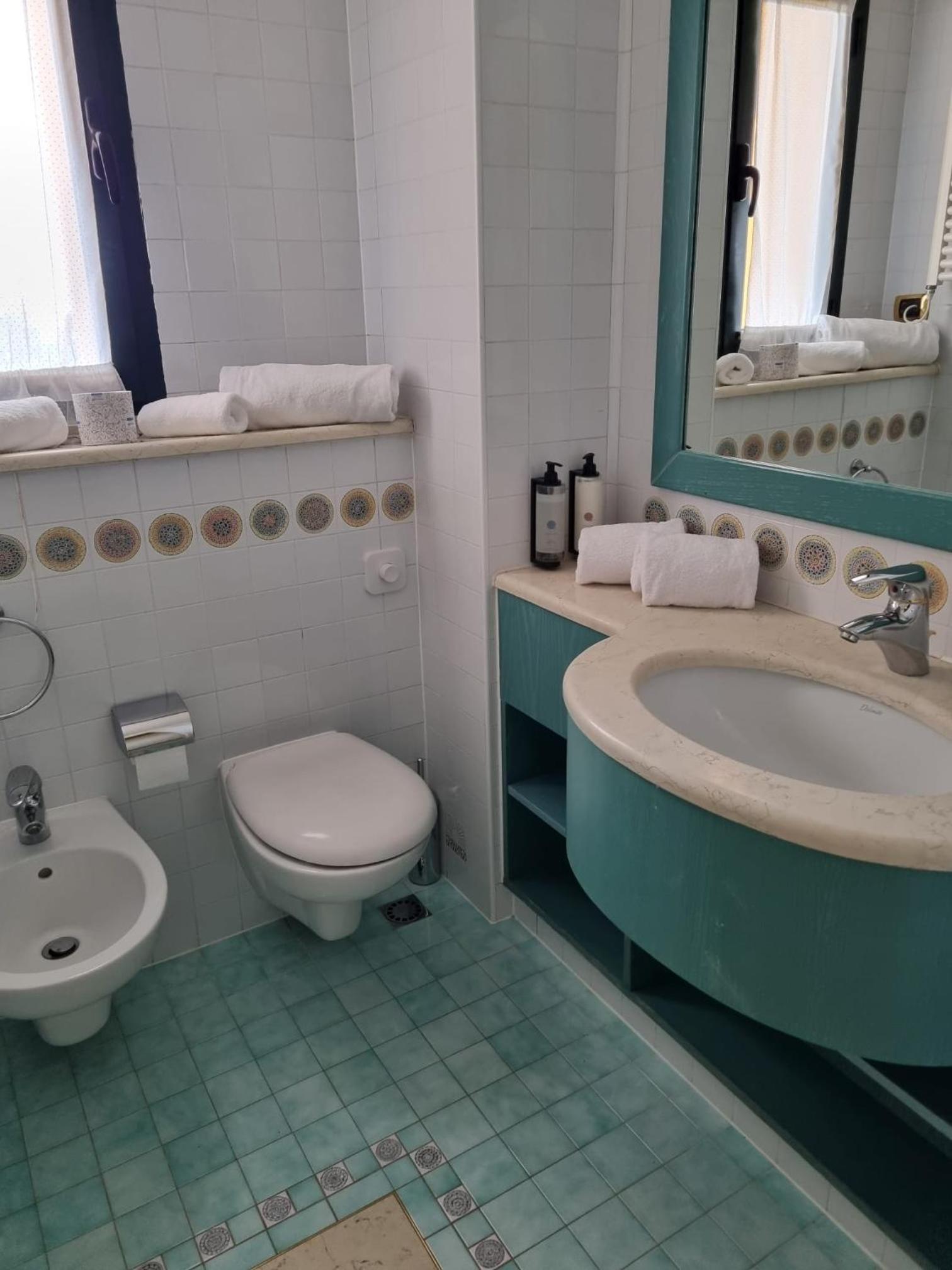 One-Bedroom Suite with Terrace and Lake View - Photo 3