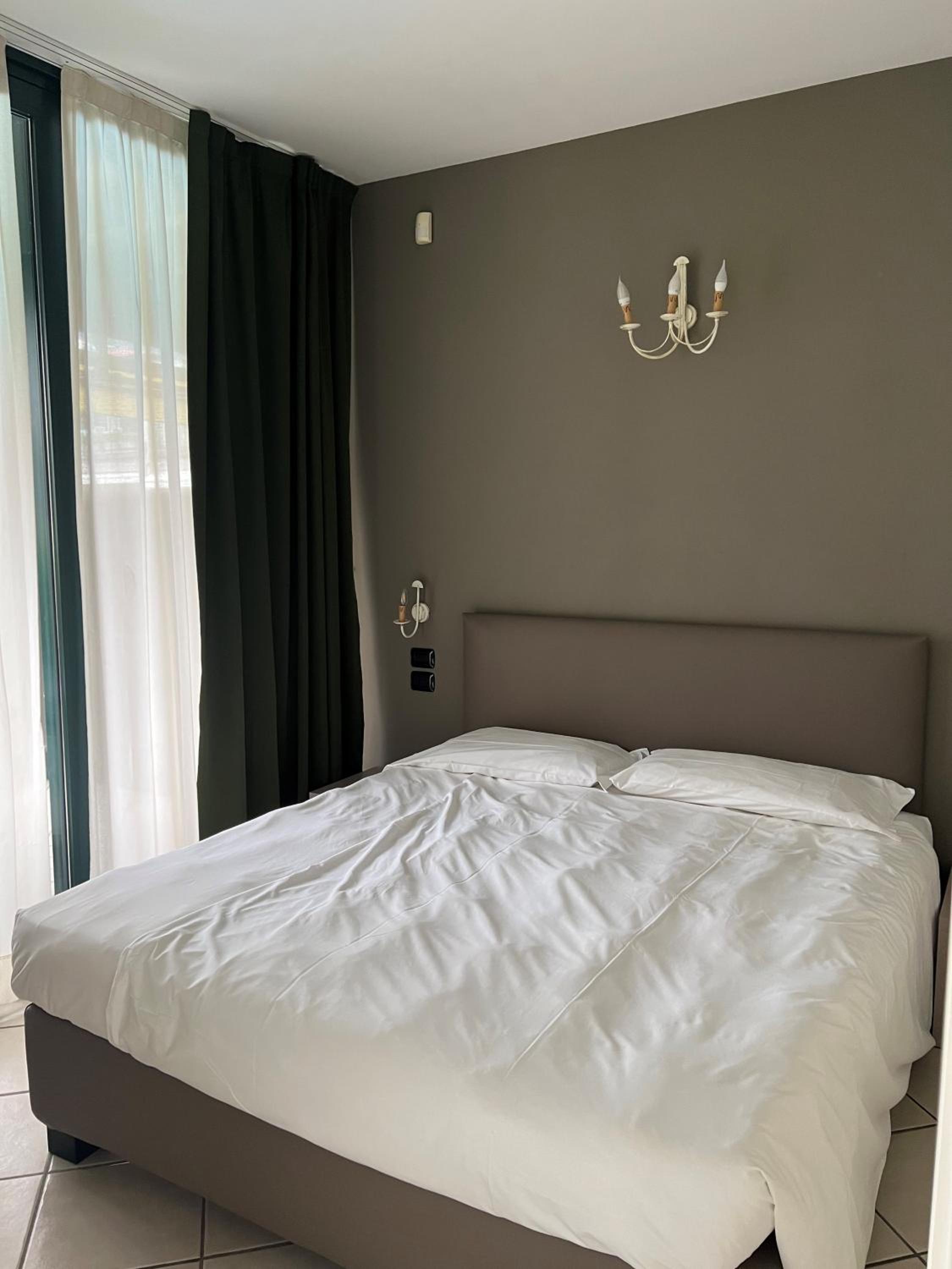 One-Bedroom Suite with Terrace and Lake View - Photo 4