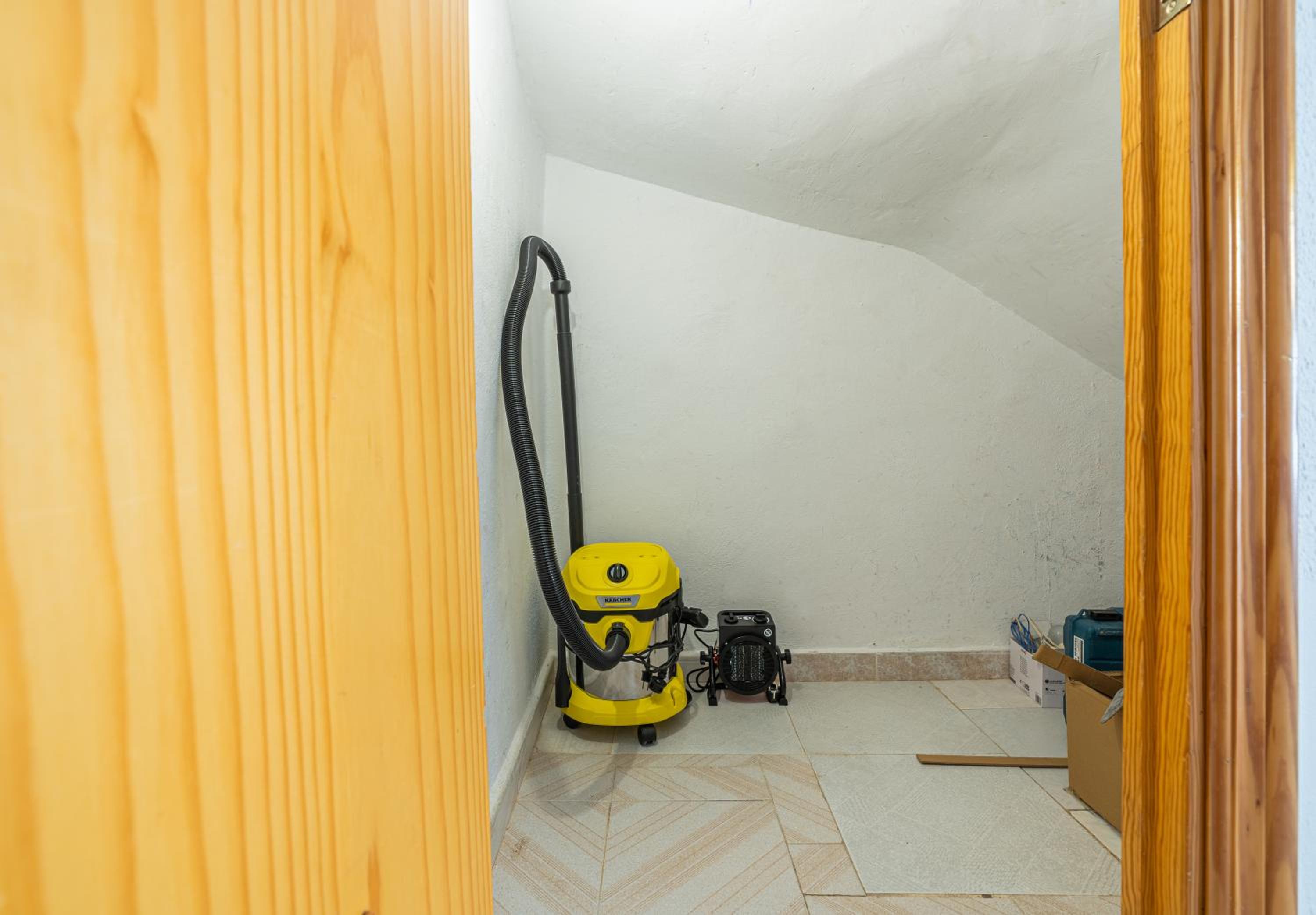Single Room with Shared Bathroom photo 3