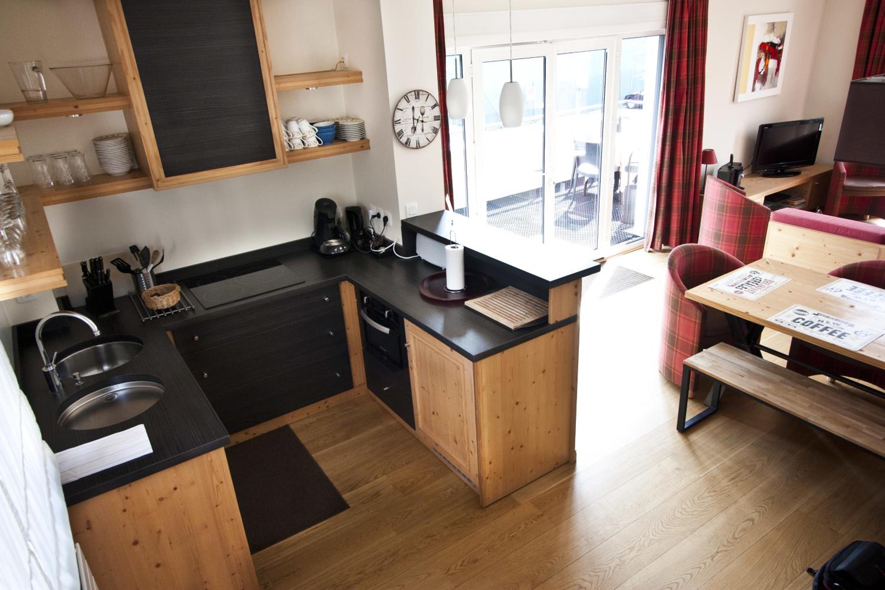 Comfort Two-Bedroom Apartment - Photo 10
