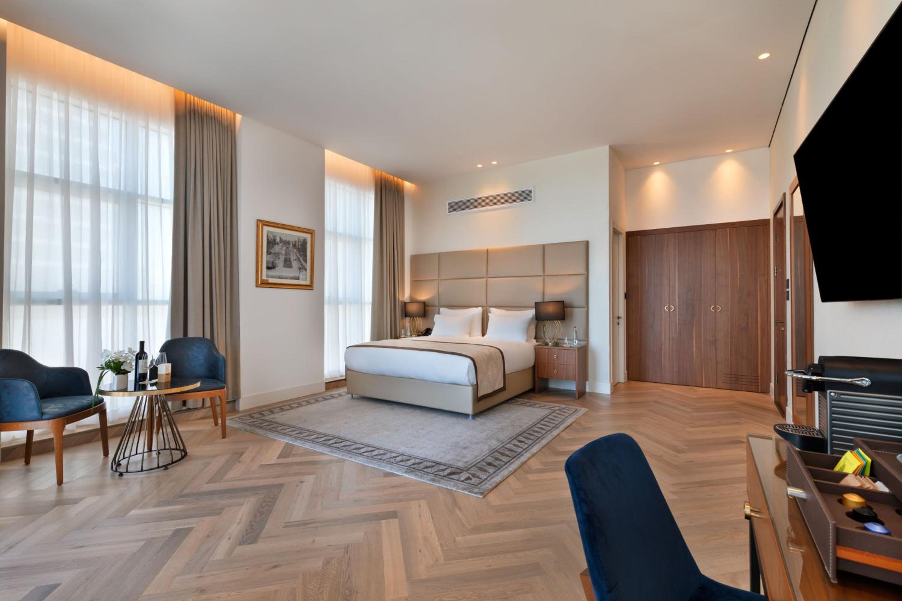 Suite - Photo 1