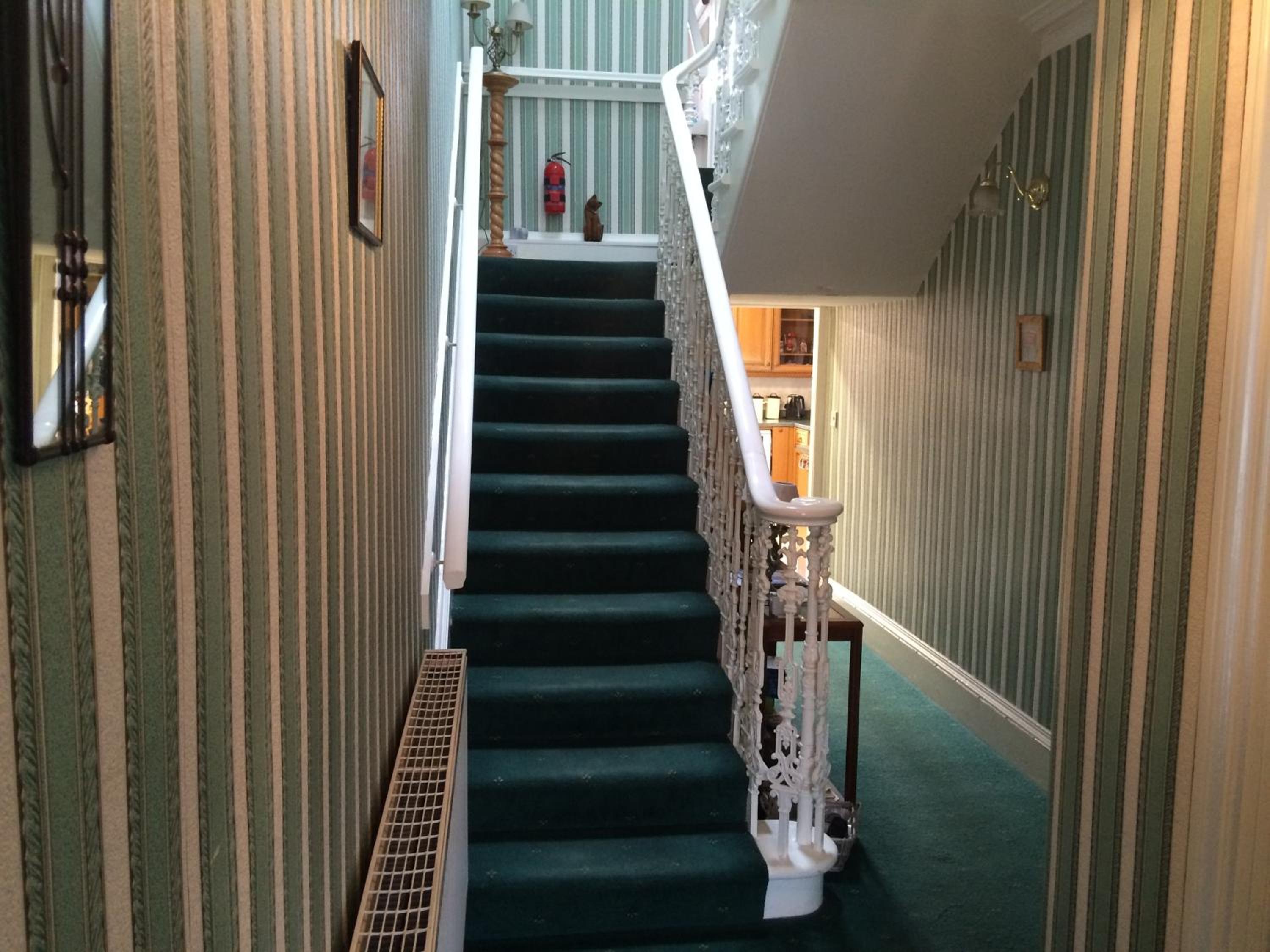 Six-Bedroom House - Photo 3