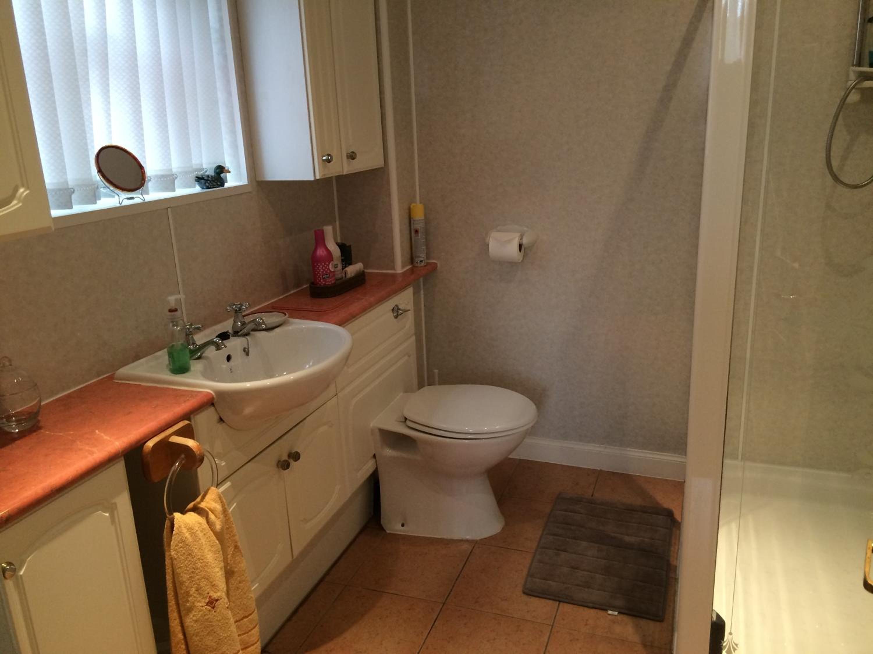 Six-Bedroom House - Photo 28