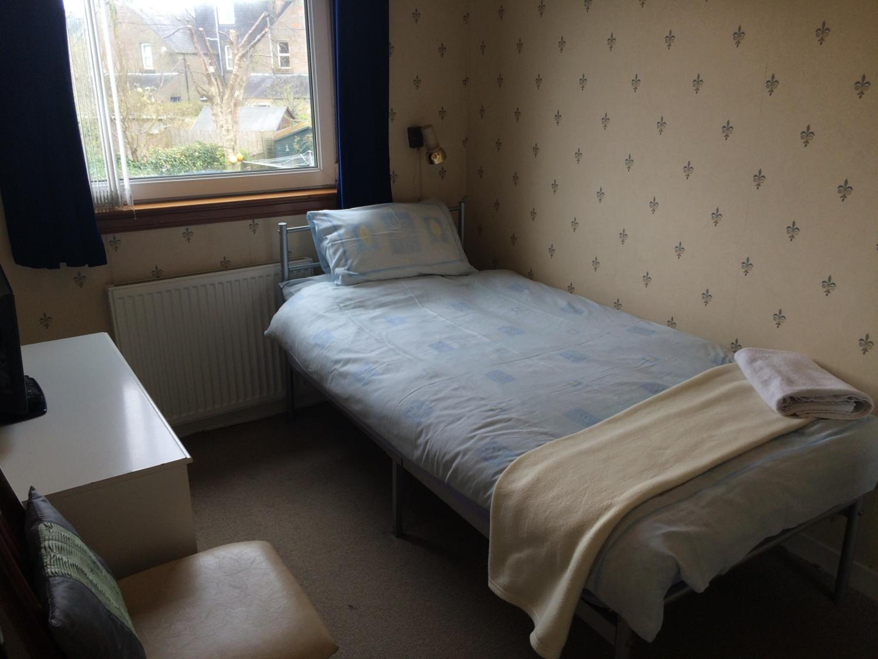Six-Bedroom House - Photo 6