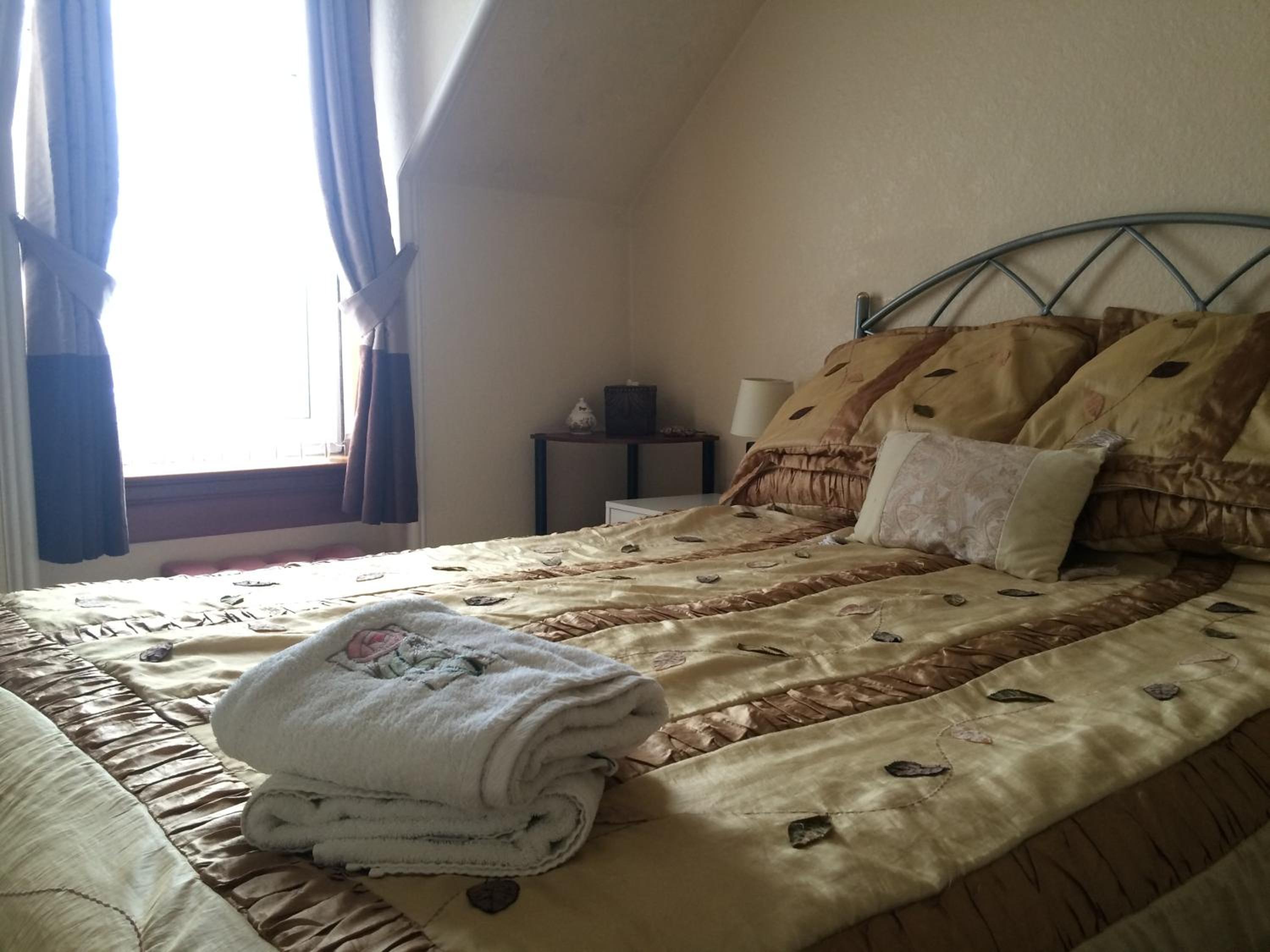 Six-Bedroom House - Photo 11