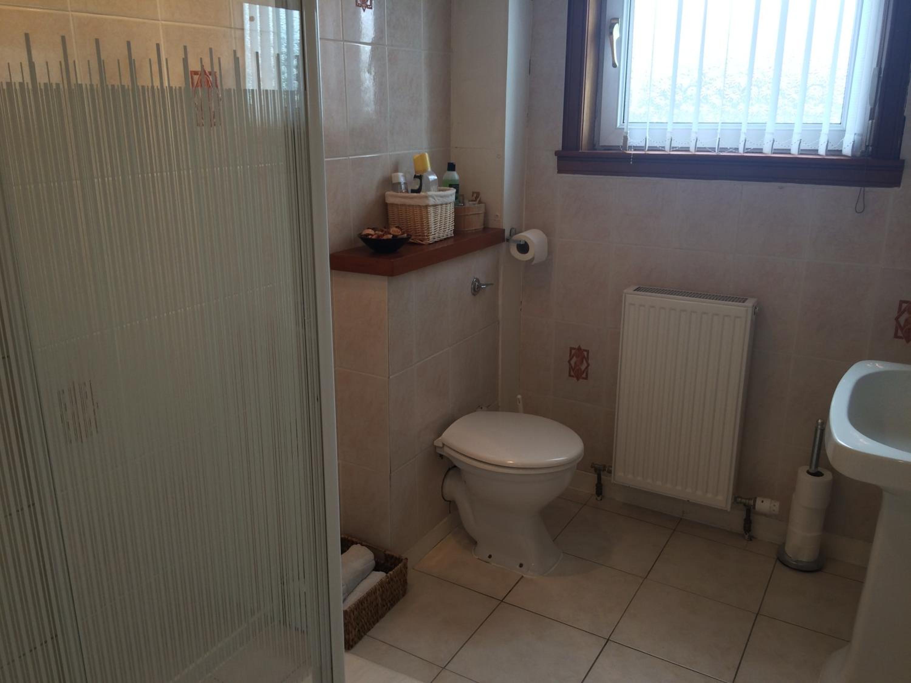 Six-Bedroom House - Photo 16