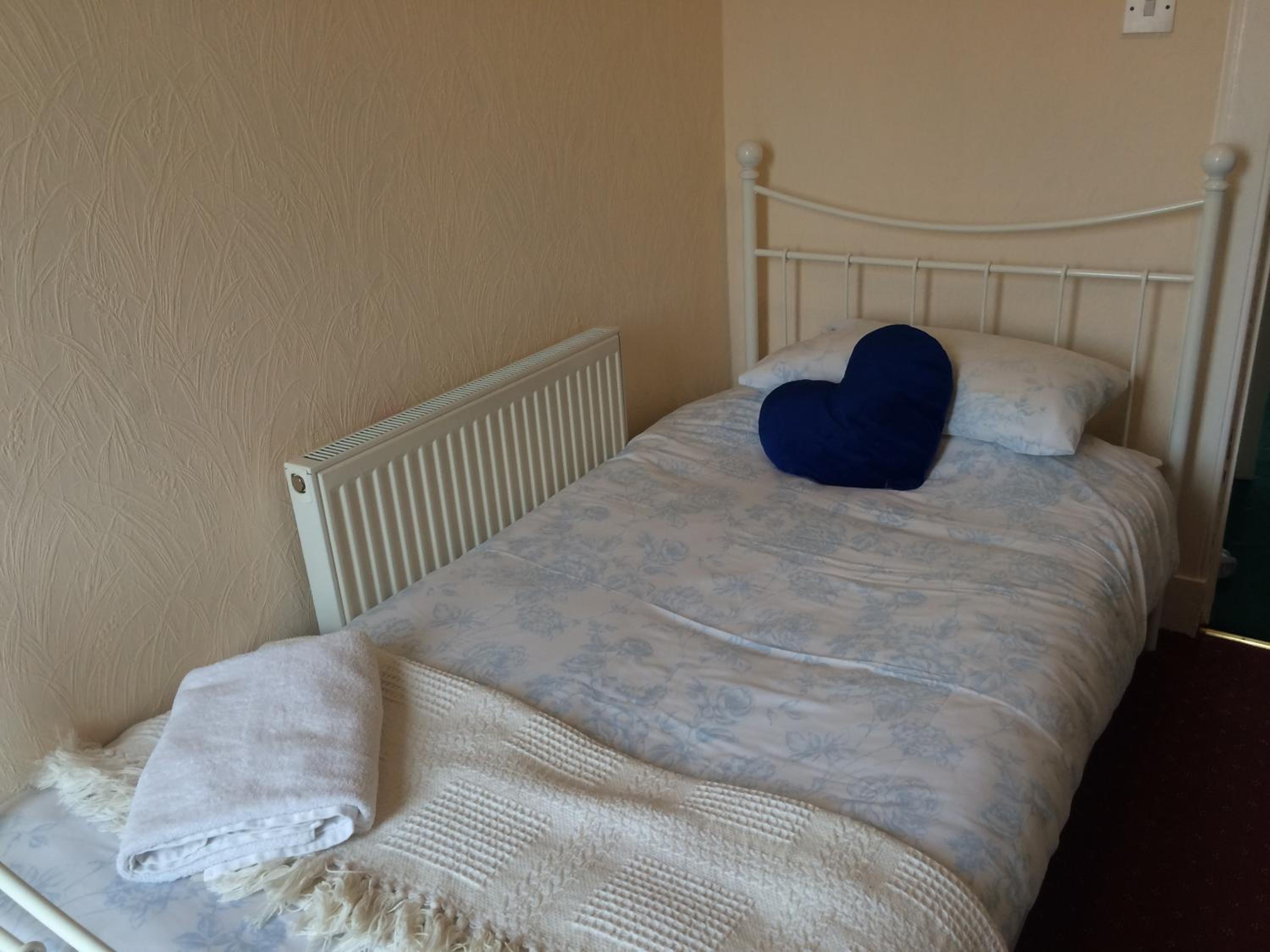 Six-Bedroom House - Photo 18