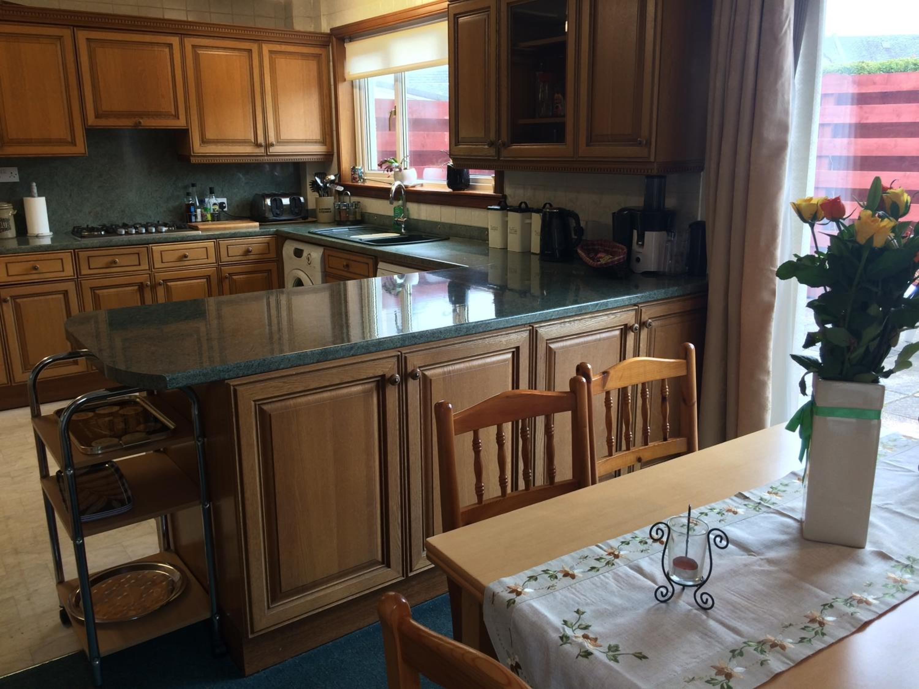 Six-Bedroom House - Photo 22