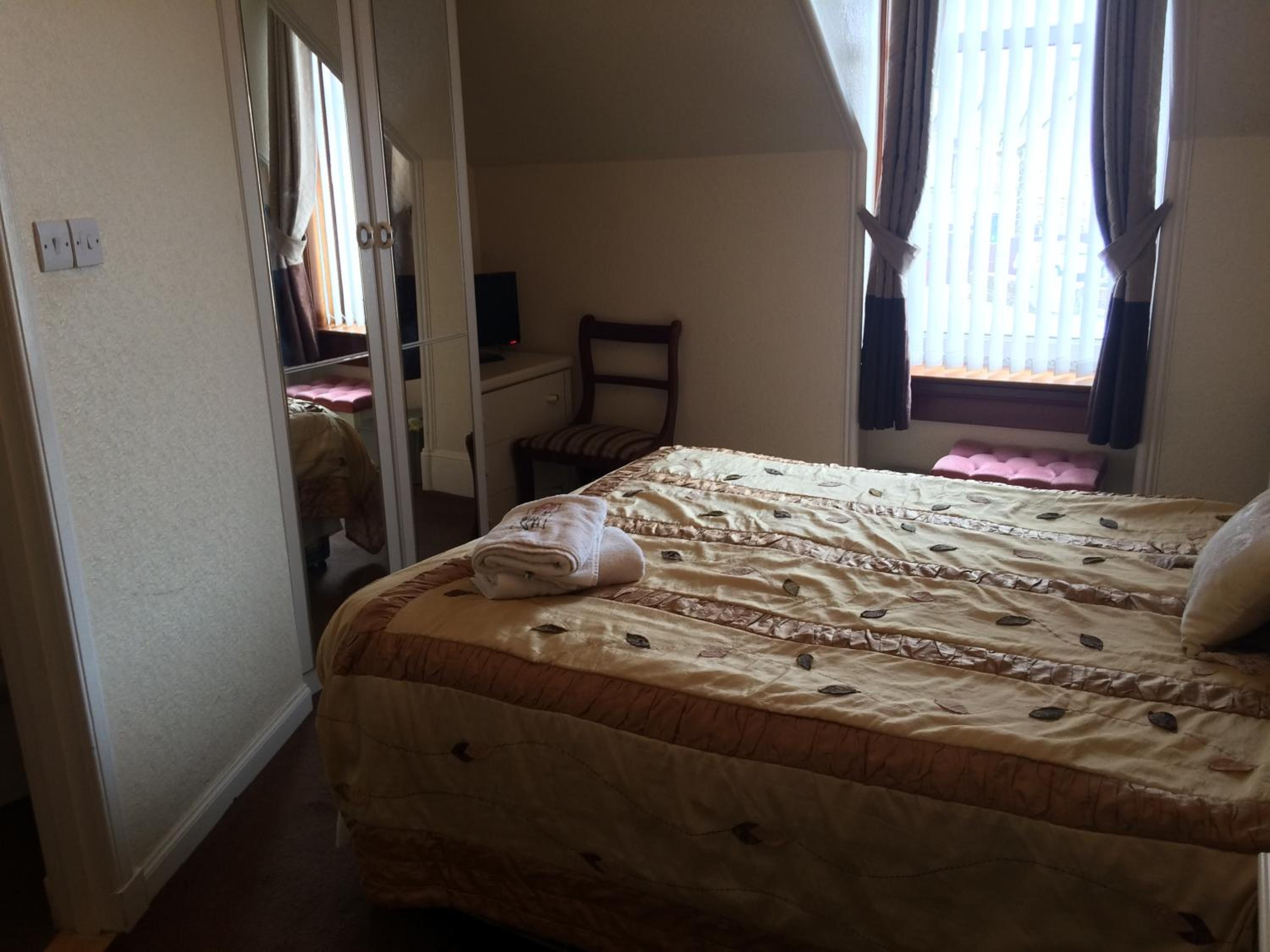 Six-Bedroom House - Photo 23