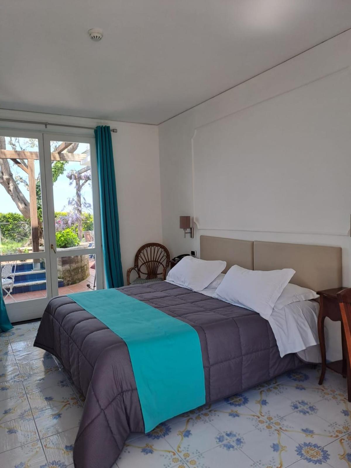 Double or Twin Room with Sea View - Photo 4