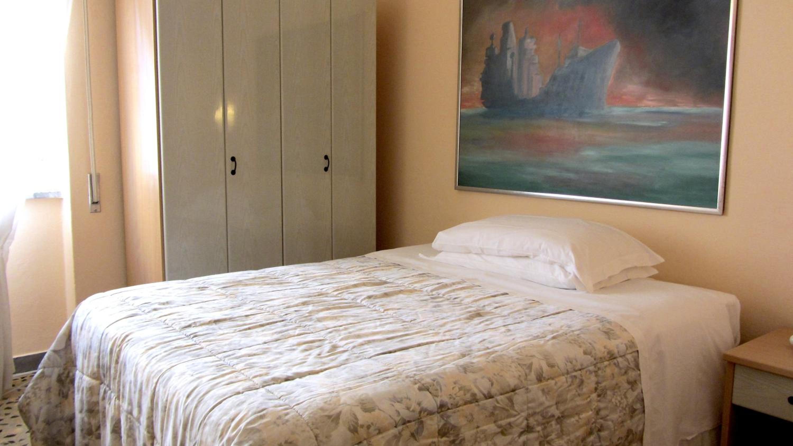 Large Single Room photo 2