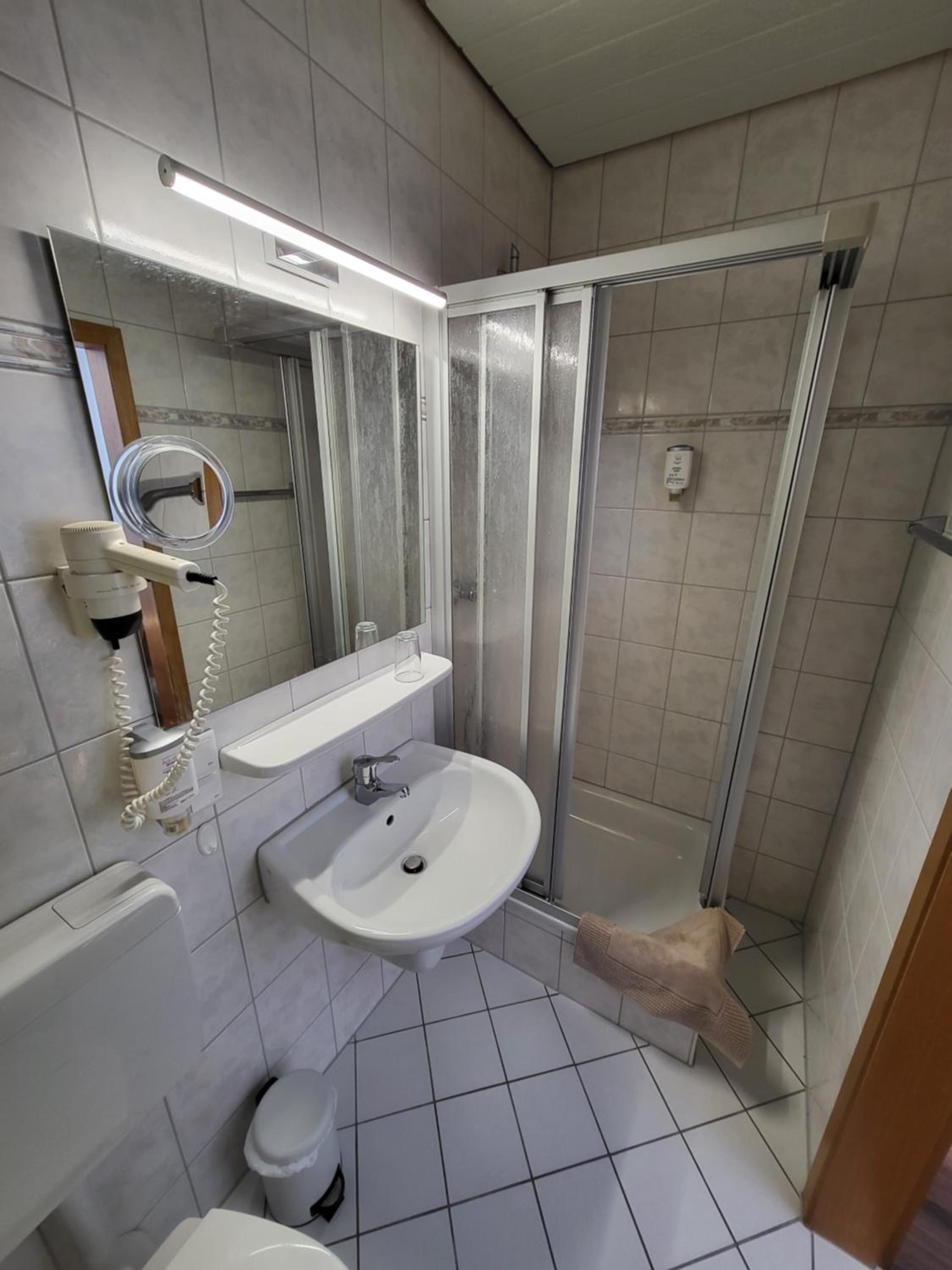 Single Room with Private Bathroom photo 2