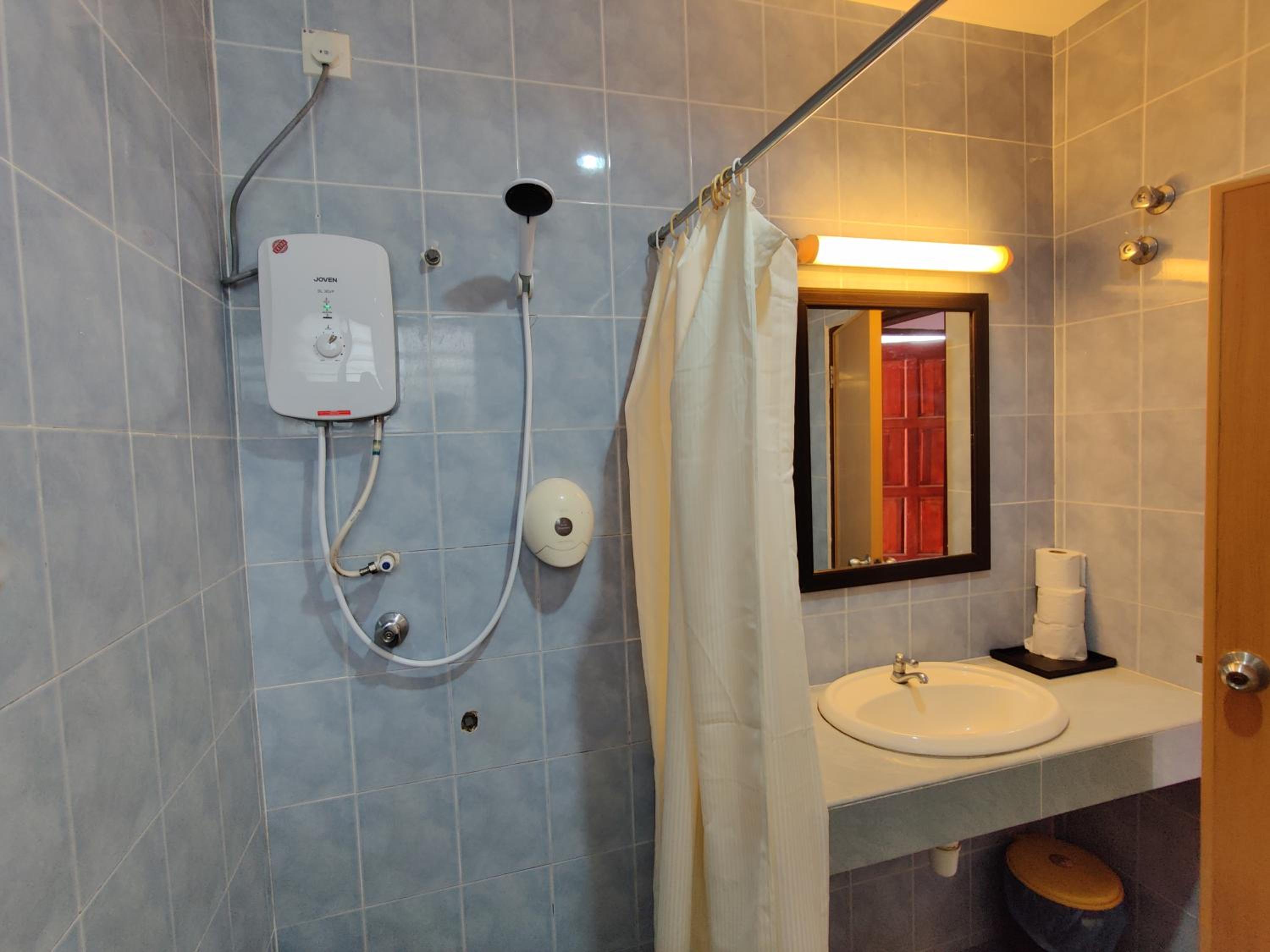 Chalet Deluxe King Bed with Balcony - Photo 7