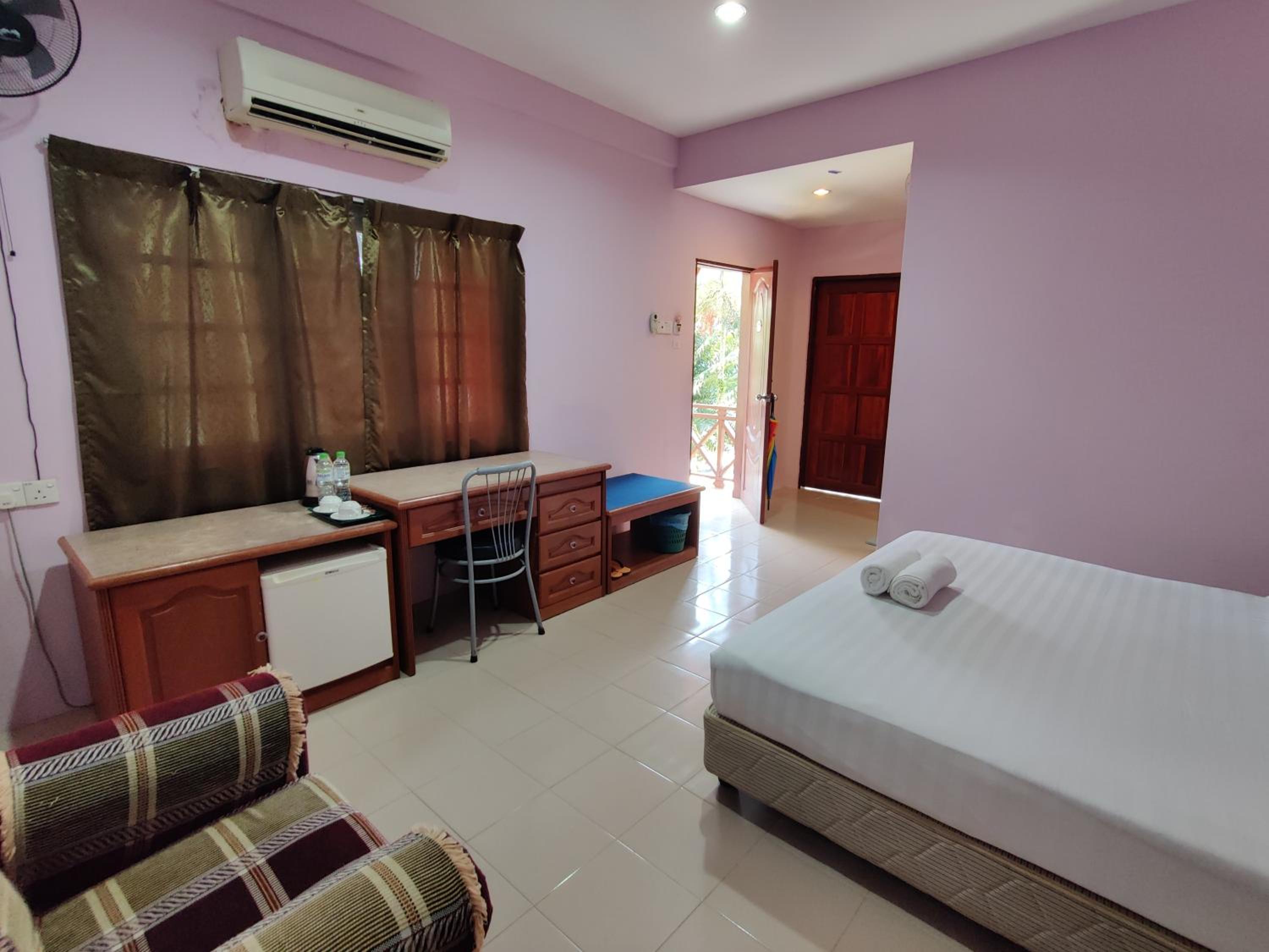 Chalet Deluxe King Bed with Balcony - Photo 4