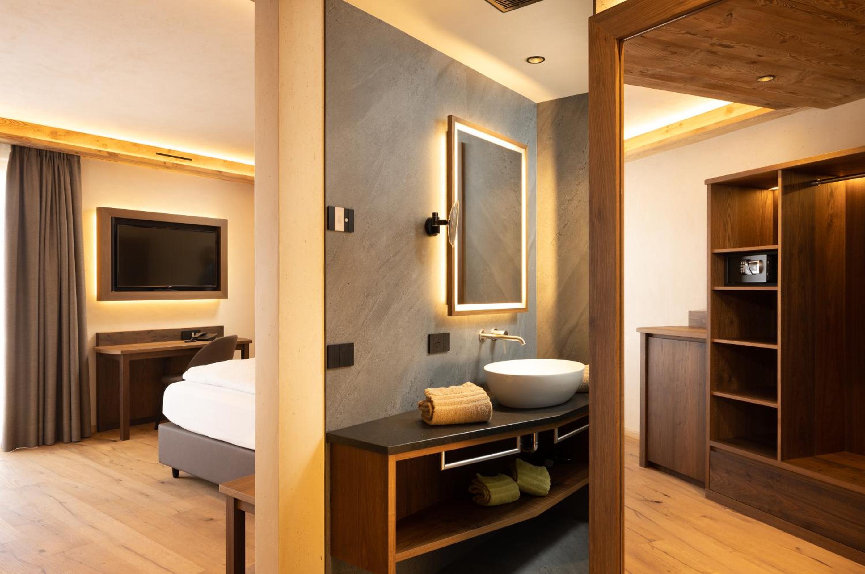 Deluxe Double or Twin Room with Balcony photo 3