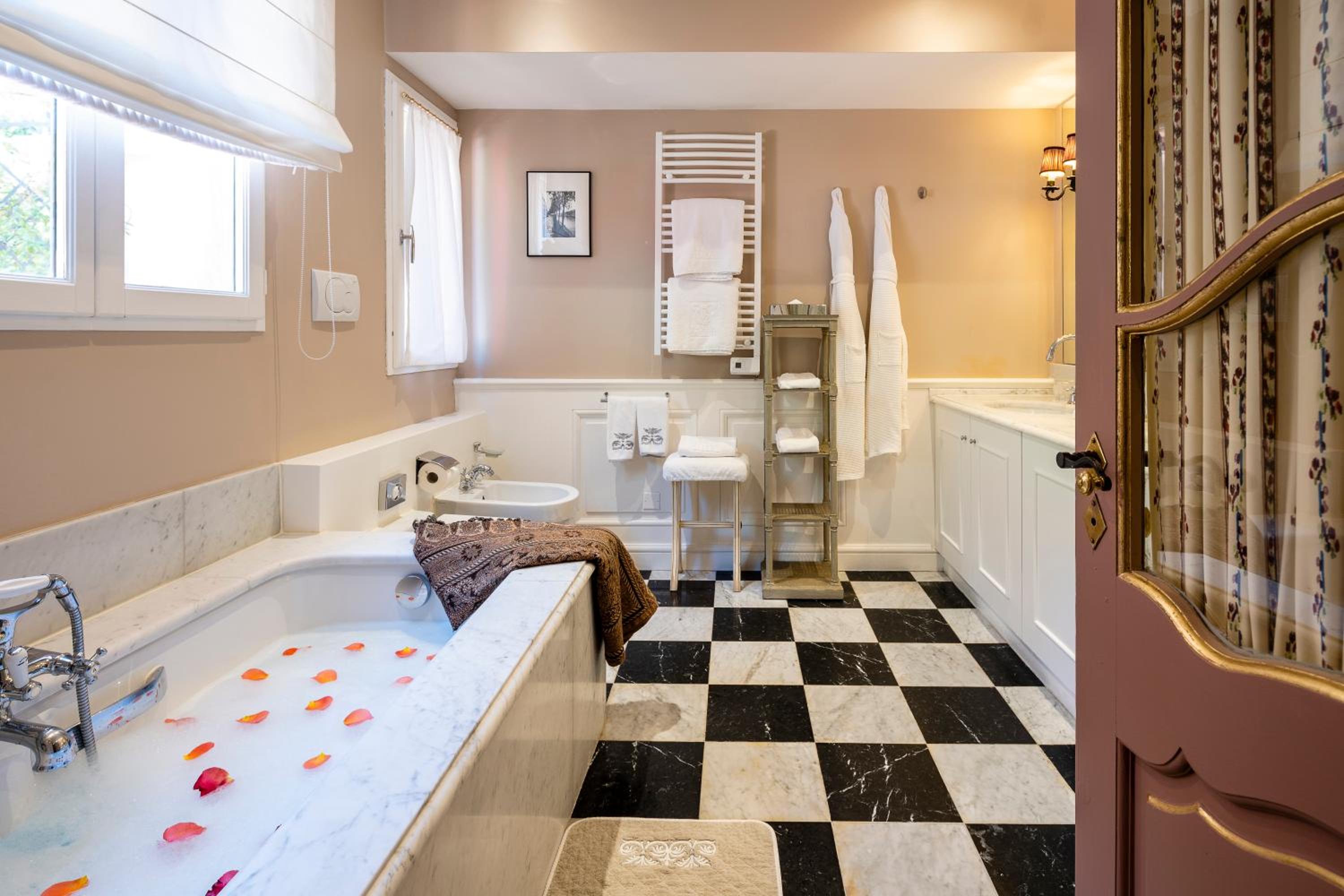Junior Suite with Free Spa Access thumbnail 6