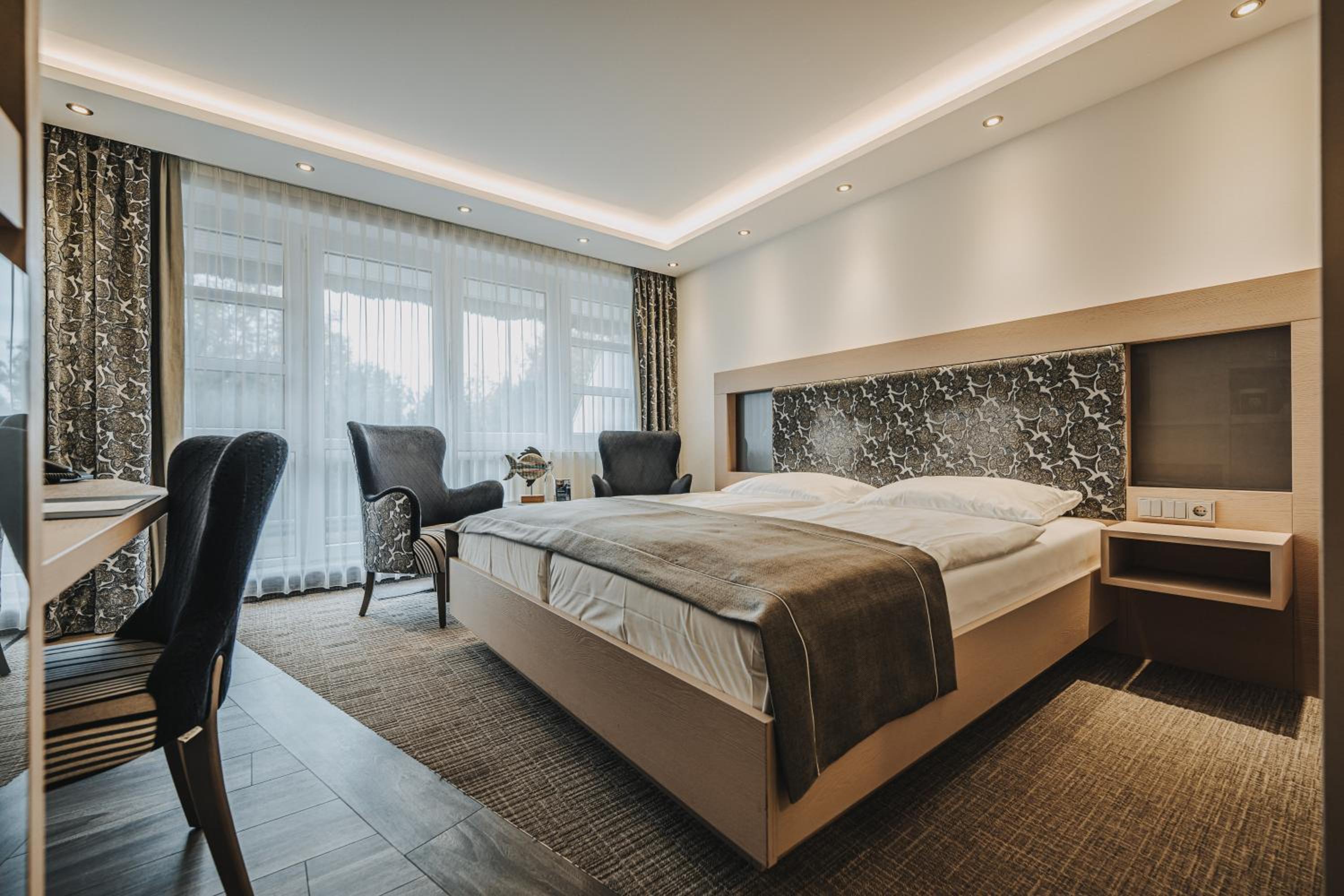 Deluxe Double Room with Balcony - Photo 31