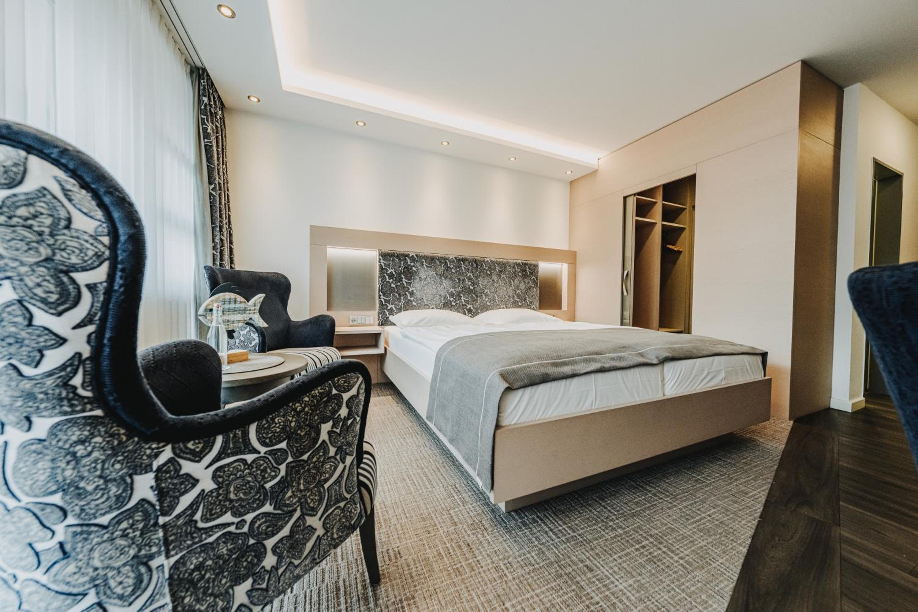Deluxe Double Room with Balcony - Photo 29